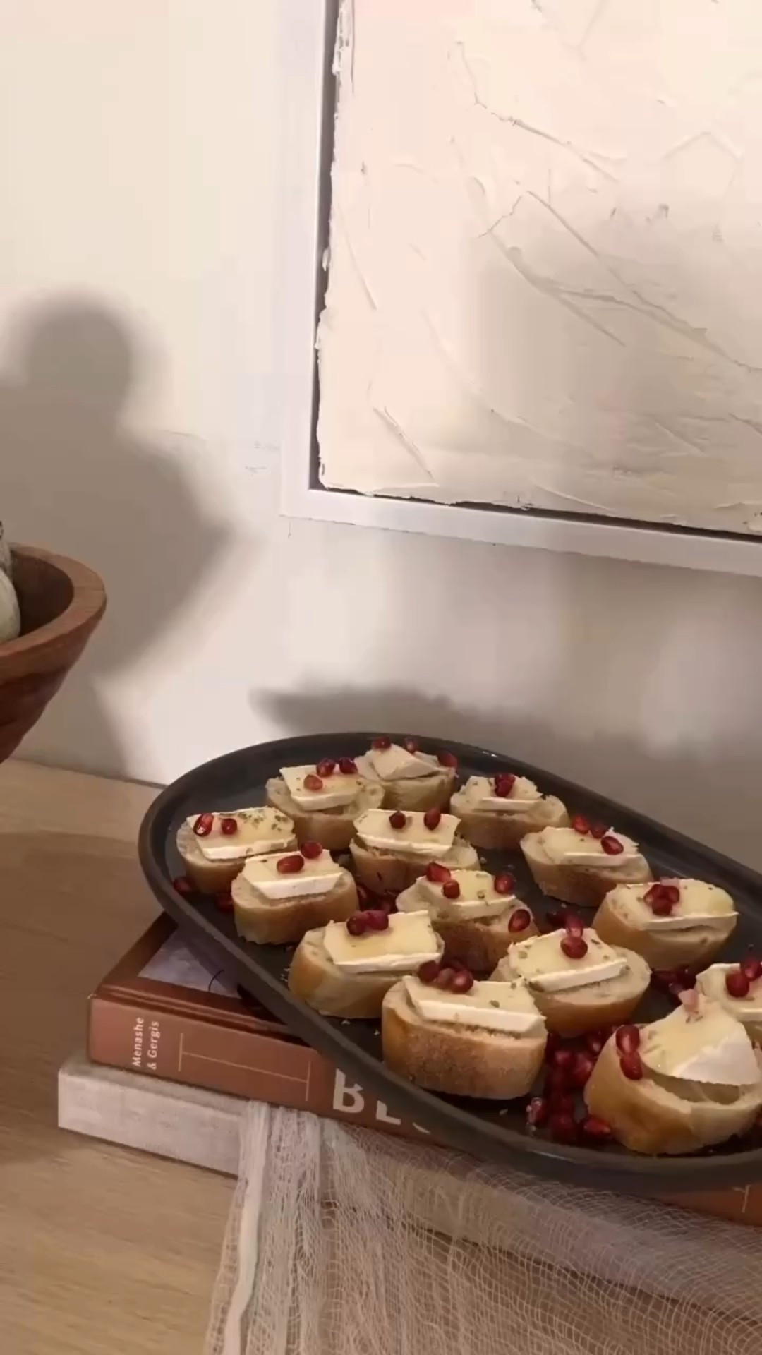 Easiest appetizer for last min ghouls 👻 Brie and Pomegranate crostini

Slice baguette into 1” rounds
Top with Brie slices
Toast in 350 oven or air fryer for a 6 minutes
Drizzle with honey 
Top with pomegranate seeds

Serving plates: @ourplace 

#appetizerideas #halloweenappetizers #halloweenhosting