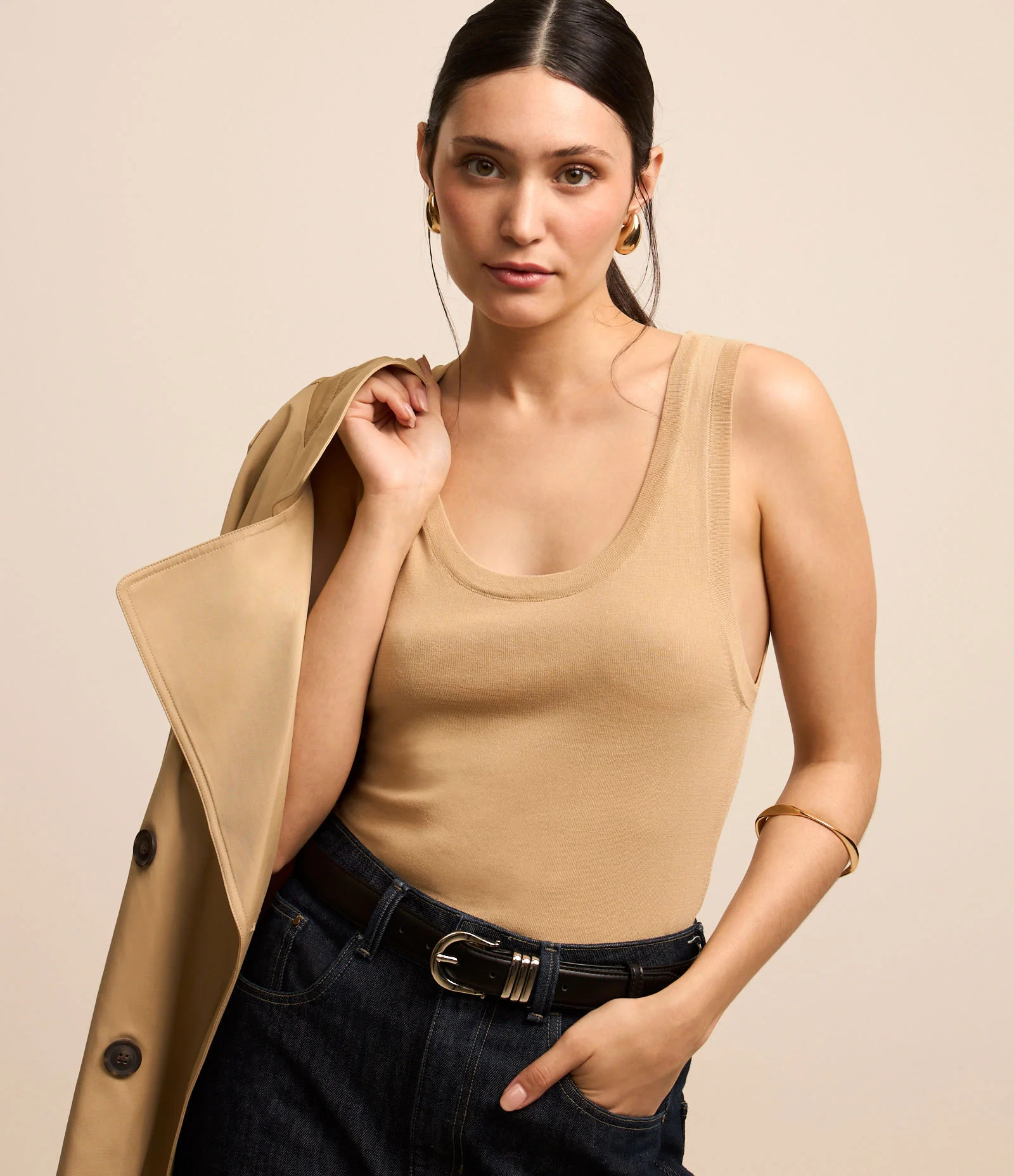 Blusa Sem Manga em Tricô Leve com Gola U Bege - Lojas Renner | Renner (BR)