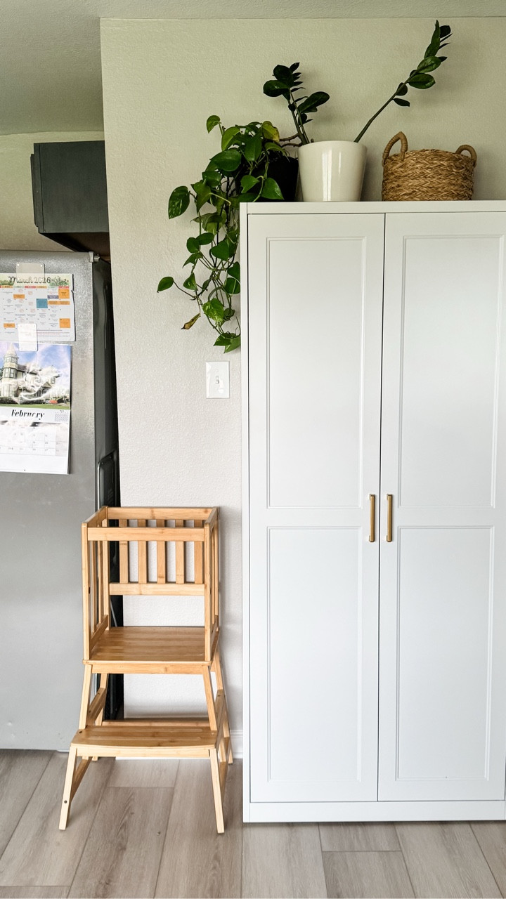 Organizing my pantry & kitchen cabinets! 

There is no dedicated pantry space in our new house, so I got this beautiful free-standing pantry cabinet from Amazon instead! 

It works great and now there is plenty of room in our small kitchen for everything! 

#lifestyle #sahm #moving #unpacking #organizewithme