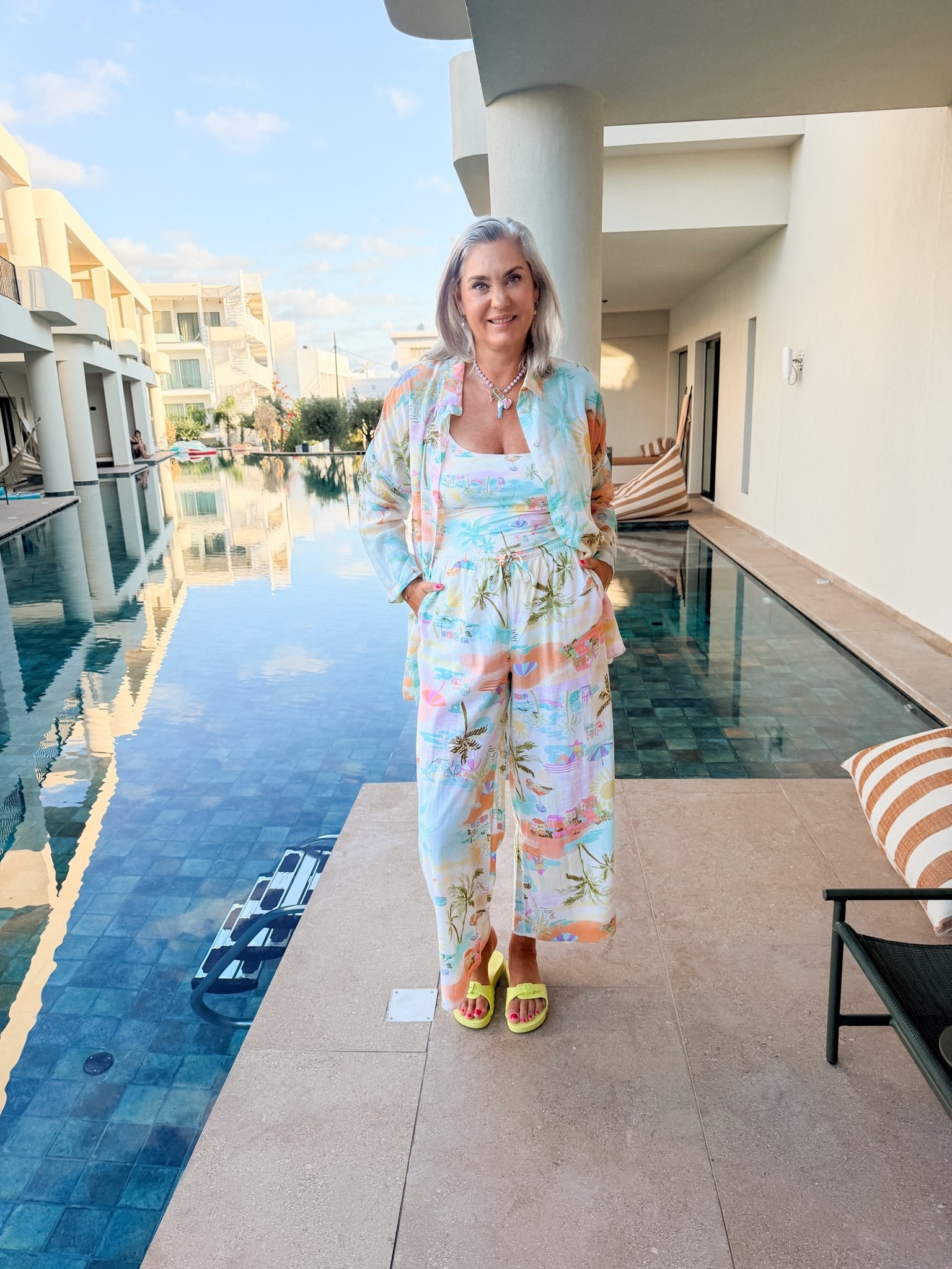OOTD - Donderdag. Strandset van Primark. Broek en blouse maat M en badpak maat L. Felgele Scholl slippers.