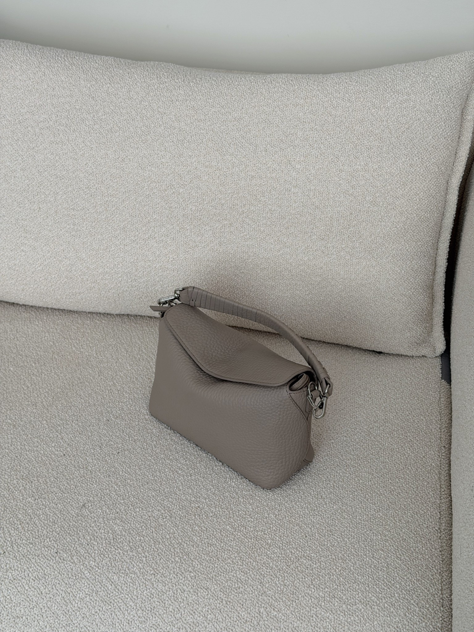 She’s giving Loewe puzzle bag but at a fraction of the price! Currently 30% off at check out too 👏🏻👏🏻👏🏻