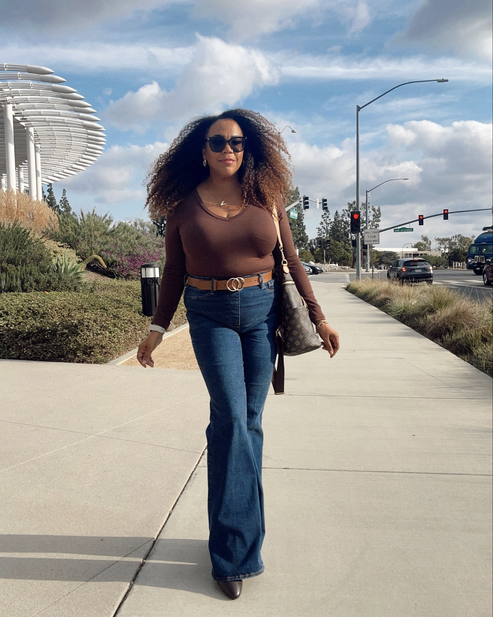 The wind 💨 here was a paid actor.  Am I wearing flare jeans almost every weekend 🤔?! Maybe 🤷🏾‍♀️ - As a woman her 40s, I know what like and double down on what works for me. 
Also, can’t have enough of these basic V-neck tees. These come in a three pack. I got a size large. Jeans size xl 🫶🏾✨ #wearwhatyoulove #womenover40

#LTKMidsize #LTKOver40 #LTKFindsUnder50