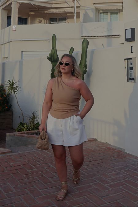 A failsafe holiday look I repeat year on year 🫶🏻

Top is Zara, I wear a 32 in the shorts as a uk14 and they’re a little big on me, perfect for thick thighs! Go true to size I think I sized up accidentally, shoes are old asos 

Holiday outfit / Abercrombie shorts / white shorts / midsize summer outfits 

#LTKtravel #LTKsummer #LTKmidsize