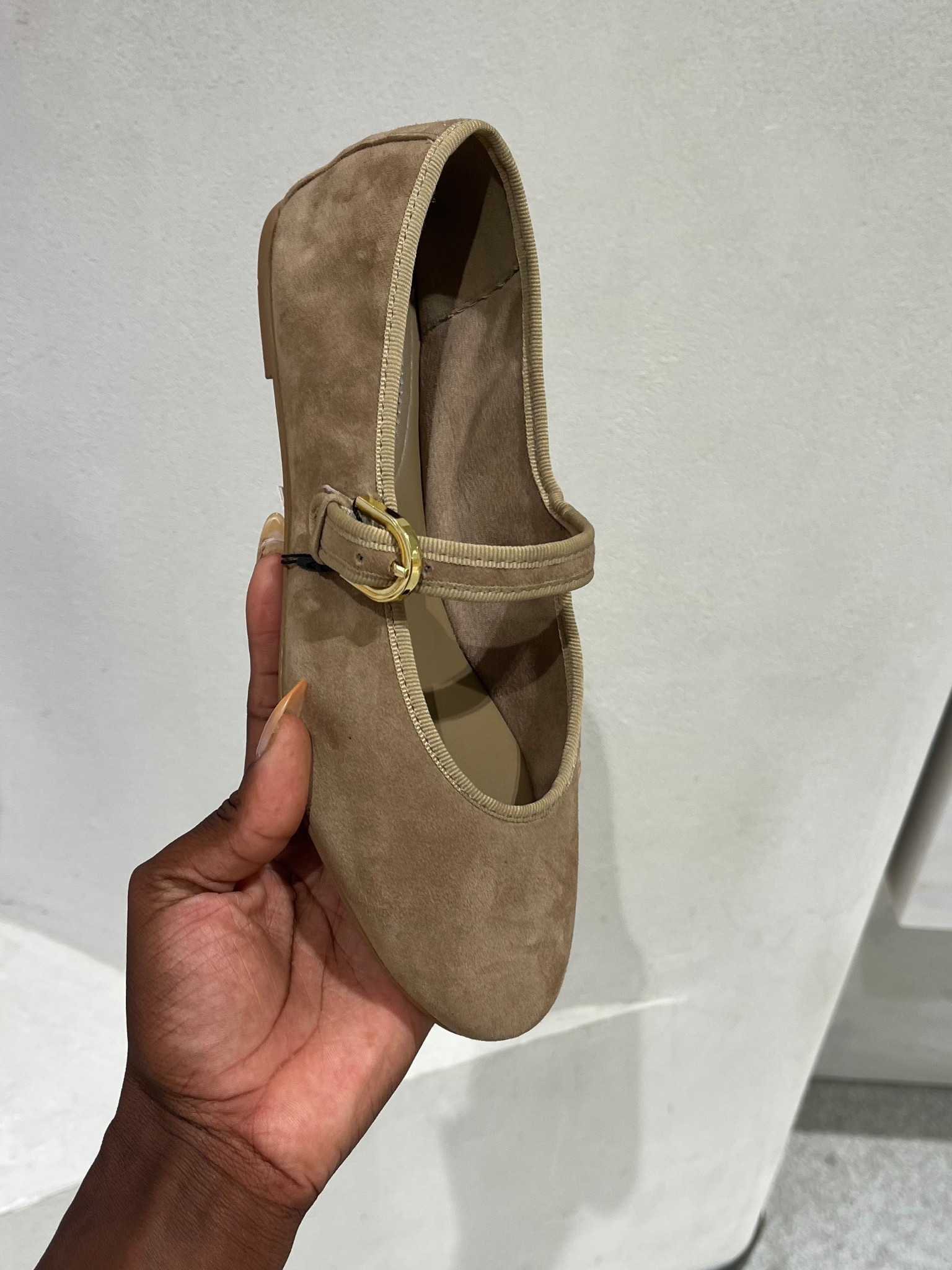 Ballet Flats 🩰🩰🩰

Tags: ballet flats , faux suede , Zara , beige flats , boots , Uggs , autumn 

#LTKstyletip #LTKtravel #LTKautumn