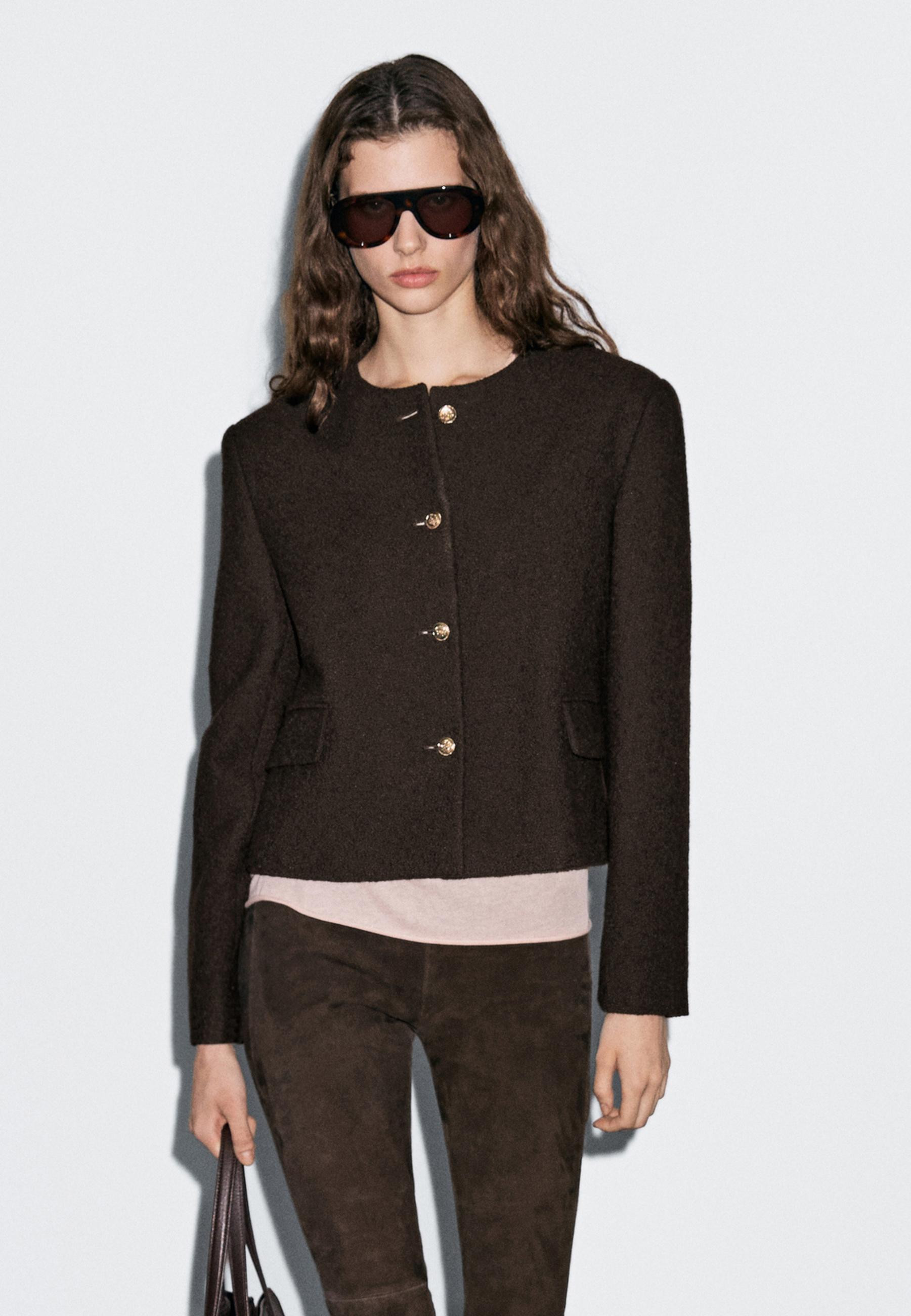 Veste courte en laine mélangée. Manches longues avec poignets boutonnés. Col rond. Fermeture ... | Massimo Dutti FR