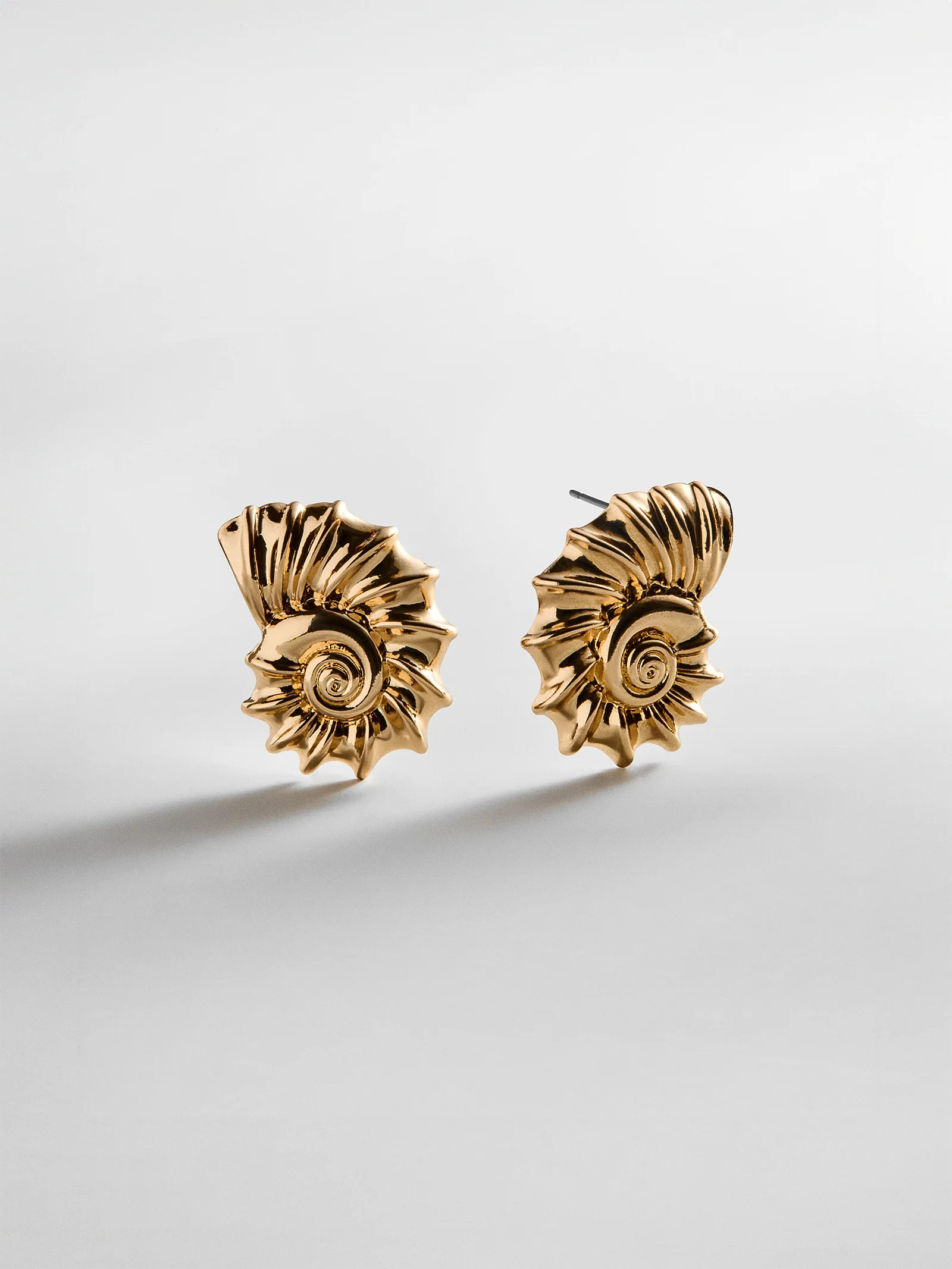 Nixie Seashell Earrings - Gold | BaubleBar