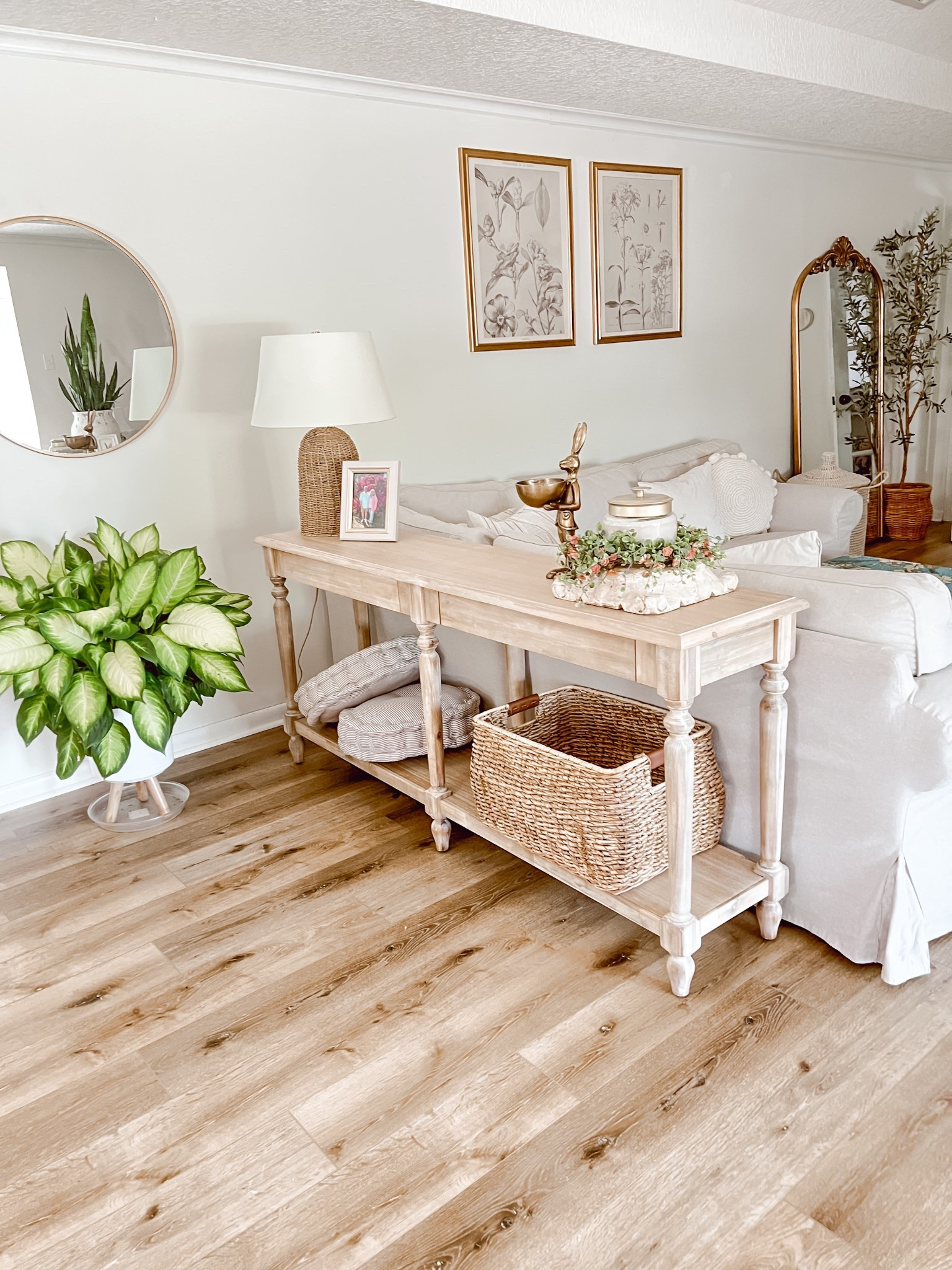 Entry table 
Foyer table
Tufted cushions
Gold bunny

#LTKHome #LTKStyleTip