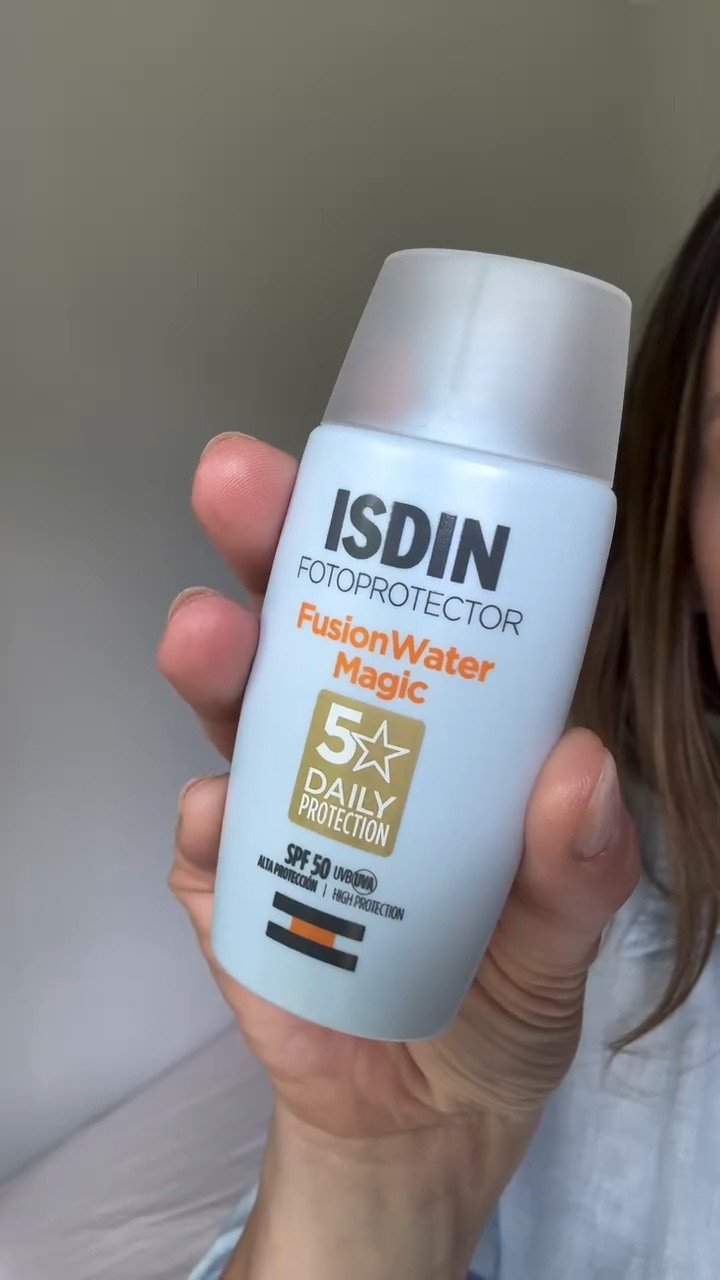 [WERBUNG]  SPF SERVICE ANNOUNCEMENT 

Das Portfolio der elegant tragbaren Sonnencremes für das Gesicht, erweitert sich offiziell um einen interessanten Kandidaten – hier gibt es keine Ausreden mehr, nicht täglich Sonnenschutz zu tragen: FusionWater MAGIC von @isdindeutschland 

Weshalb mir die Sonnencreme so gut gefällt? 

✨ Flüssige und ultraleichte Textur – vor dem Auftragen schütteln 

✨ Verschmilzt mit der Haut und hinterlässt einen gepflegten und dewy Look – ohne Glänzen, Fetten oder Weißeln 

✨ Gut verträgliche Formulierung – kann somit auch bei empfindlicher Haut und im Bereich der Augen angewendet werden 

✨ Hoher Lichtschutz – bei korrekter Auftragsmenge von 2 Fingerlänge wird ein SPF von 50 erreicht 

✨ Eignet sich als Make Up Grundlage – achte lediglich darauf, der Sonnencreme nach dem Auftragen ca. 10-20 min für die Filmbildung zu geben, bevor das Make Up aufgetragen wird

Habt ihr Fragen zur ISDIN FusionWater MAGIC? Schreibt es mir gerne in die Kommentare! 

#isdin #isdindeutschland #fusionwatermagic #lsf50 #sonnencreme #ISDINLOVER #loveyourskin