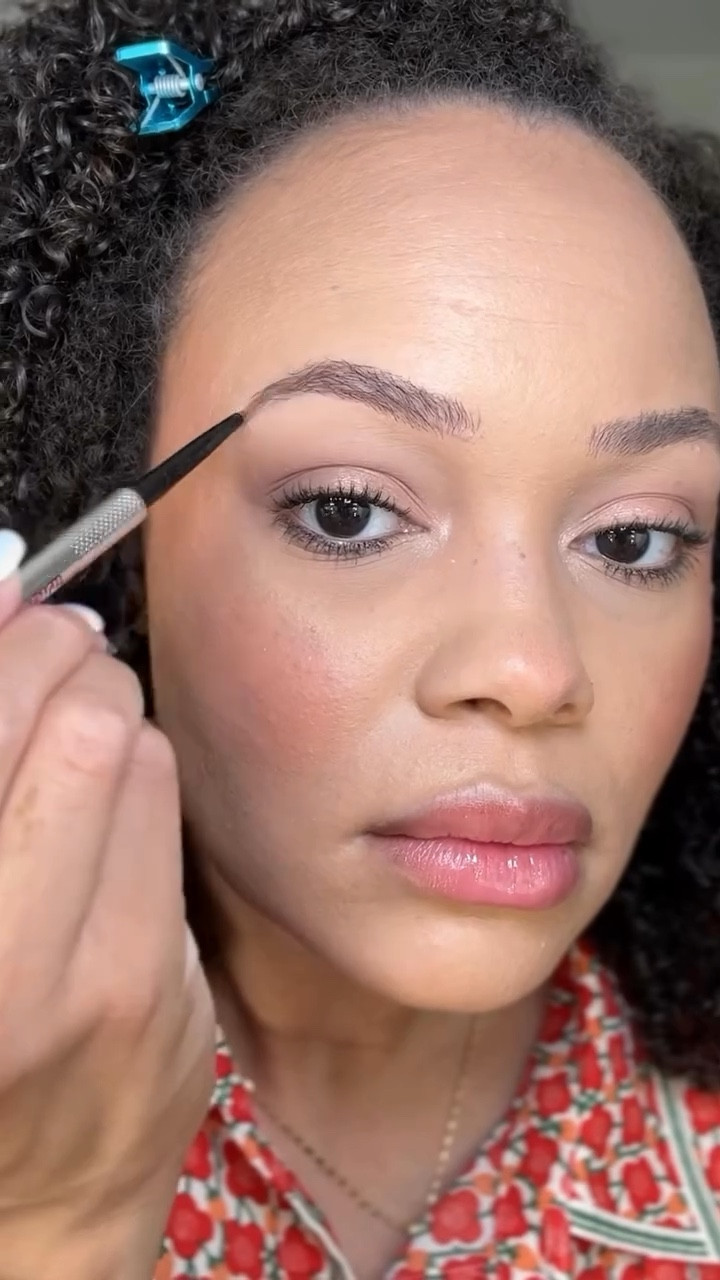 Throwback featuring some of my favorite brow products for National Brow Day! 🙌🏽

Benefit makes one of my favorite brow pencils - it’s gets the job done in no time! And now’s the time to check out Benefit b/c holiday kits are hitting the shelves as we speak 🎁 linked some of the best in my LTK 🔗

@BenefitCosmetics #JessicasBeautyBlog_ 

#benefitbrows #benefitcosmetics #easybrowtutorial #browsforbeginners #chicagobeautycontentcreator #nationalbrowday
