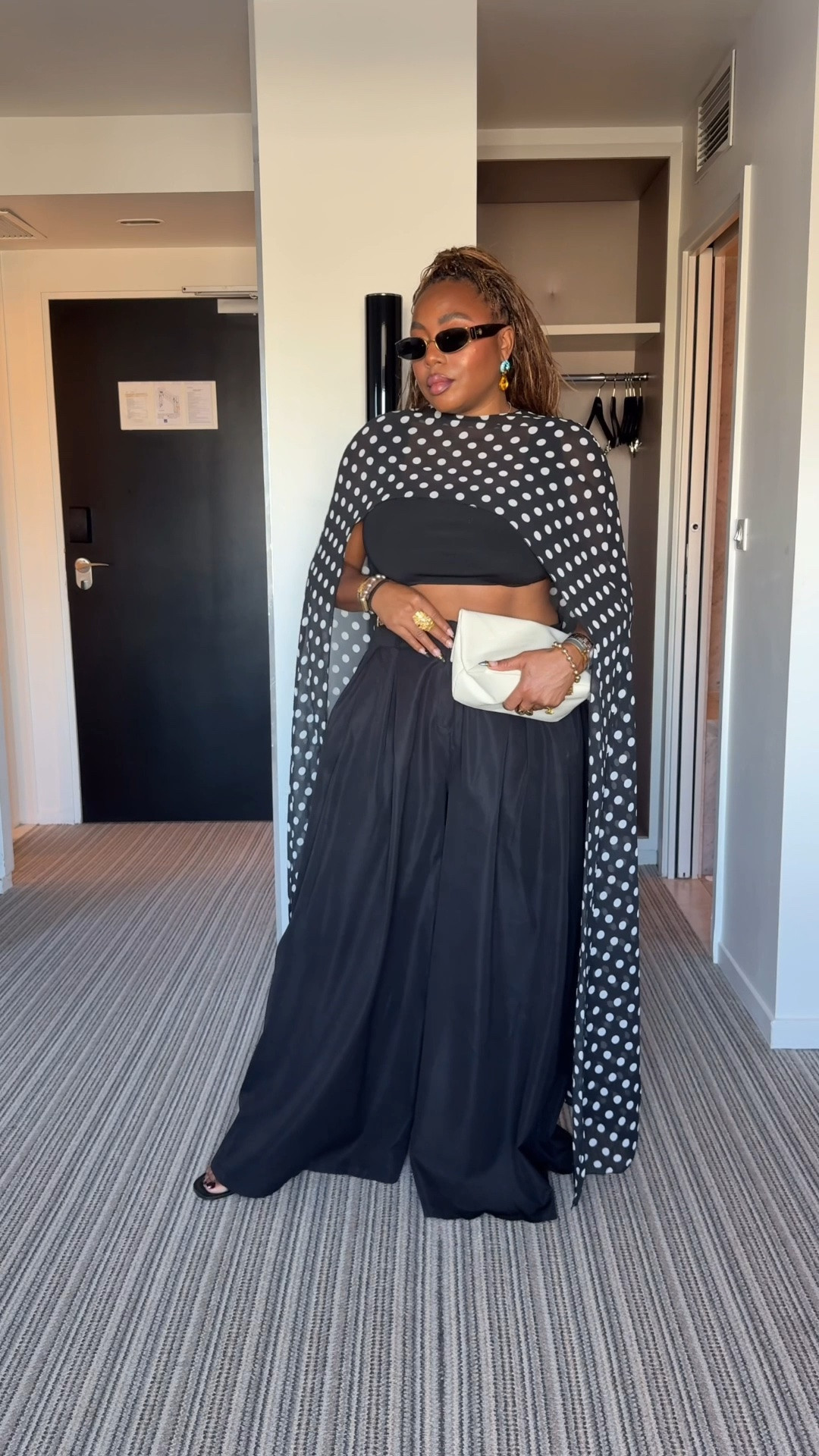 I promise you, your wardrobe needs this.
Capes are having a moment, and this is exactly why. They can take the most basic outfit and instantly give it shape, movement and presence. It’s one of those pieces that makes everything underneath look more intentional without requiring much effort.

Style tip: keep the base simple and let the cape do the heavy lifting.

#LTKootd #LTKgrwm #LTKdayinmylife