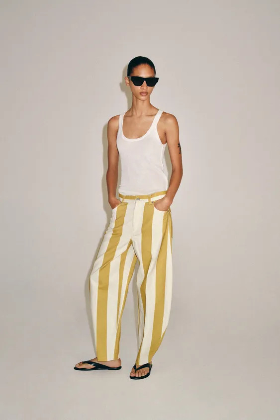 DescriptionD\u00e9tailsDimensionsTAILLE NORMALE - BAGGYJean taille normale avec passants et cinq ... | Zara FR