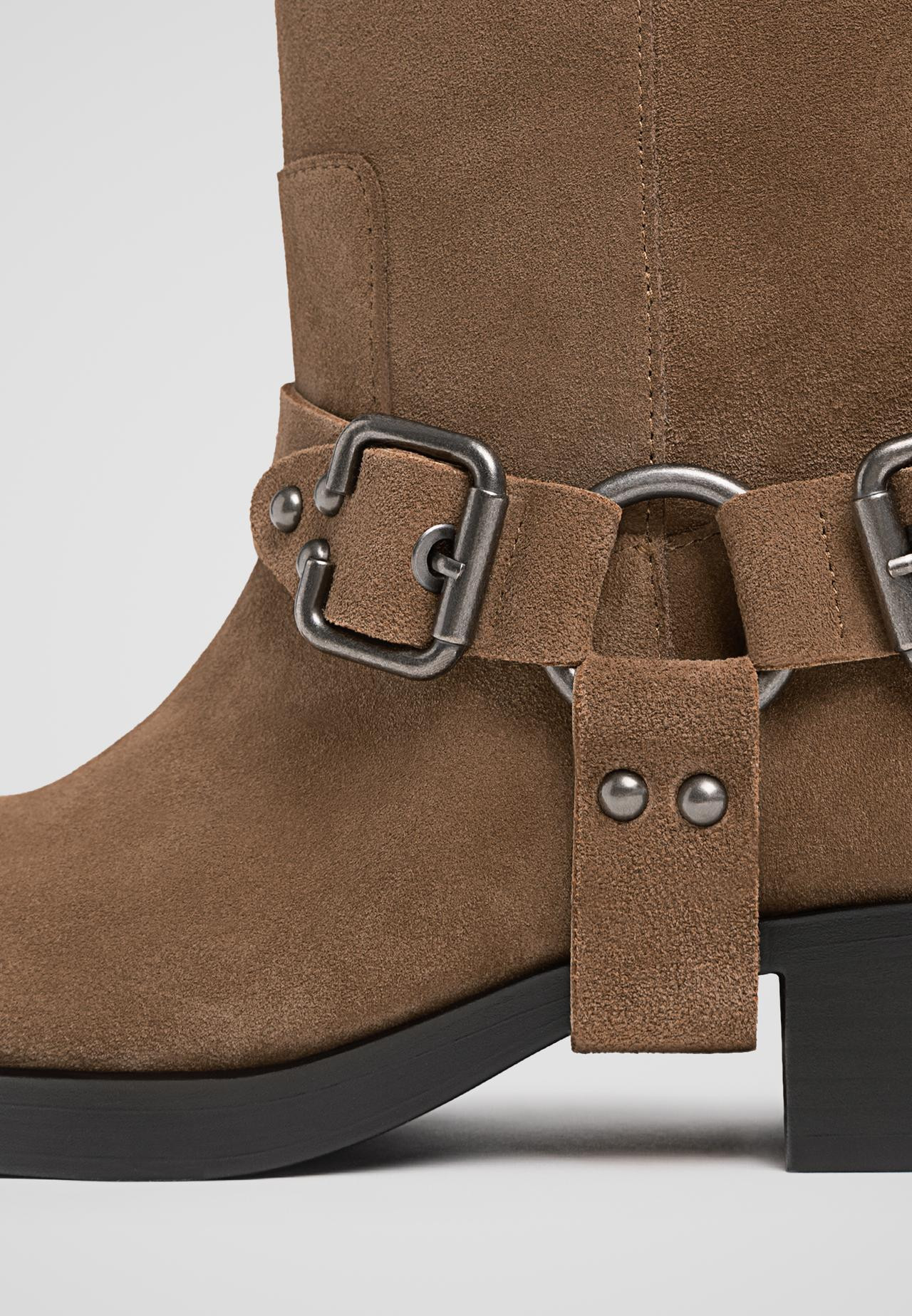 Flache Bikerstiefel aus Leder mit Schnallen - Alle für Damen | Stradivarius Deutschland | Stradivarius DE