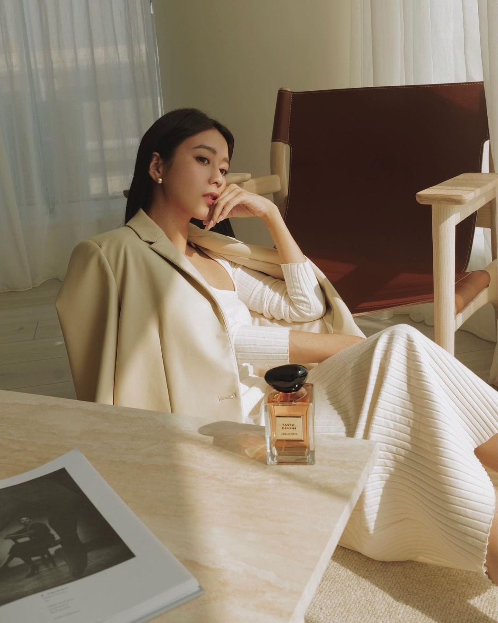 今日工作有陽光，怎麼拍怎麼美！
你們說對不對～
除了陽光療癒大家
還有ARMANI的新香-東方紅木
不誇張！我一噴～
直接吸引現場的女孩們

很少有攝影師會詢問我跟拿起來試噴：「我也想試試～」
同事也說：
「這味道真的好令人感到放鬆」
我自己是超喜歡這味道！！！
百分之一百是我的菜～

你們說香味是不是真的很神奇？
總是可以帶給人最療癒的力量☺️☺️

就像是【ARMANI/PRIVÉ高級訂製淡香水花園系列】
最初是亞曼尼先生把他旅遊的珍藏回憶製程最純粹的香調
而且本來還只分享給他的親友們

這系列我最推的香調就是
東方紅木🪵
高級的清透木質香
前調是清新的佛手柑與明亮的小豆蔻
搭配沉穩的檀香木
最後多了柔軟的雪松與紫羅蘭花香
結合成最有療癒力量的迷人氣息
每次工作拍攝企劃遇到瓶頸時
需要放鬆的時刻，交給它就對了

米蘭玫瑰🌹
明亮清新玫瑰花香
是細緻的檸檬氣息結合玫瑰花香
最後與白麝香揉合，成為了最優雅舒服的香氣
要約會的時候，很需要這種甜甜的浪漫氛圍☺️

這次介紹的系列都是中性香調
不分男香女香，很值得與伴侶一起擁有！

#Armanibeauty #ArmaniPrive
#亞曼尼高級訂製香水

#LTKtaiwan #LTKasia

#LTKstyletip #LTKbeauty