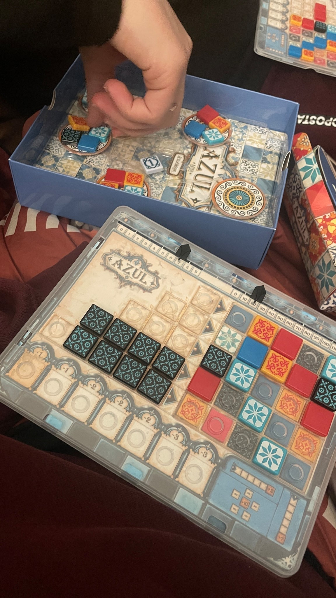 Azul wird bei uns gerne zwischendurch gespielt - nicht nur von meinem Partner und mir, sondern auch mit unseren Familien, wenn wir sie besuchen. Die Regeln sind schnell zu verstehen, und kommen auch schnell zurück, wenn man etwas länger nicht gespielt hat.

Lange haben wir mit der normalen Version gespielt, jetzt die Reiseversion ist noch besser! Ob unterwegs oder auf der Couch - loooove! So gut durchdacht 👌🏻

#LTKfamily #LTKdeutschland