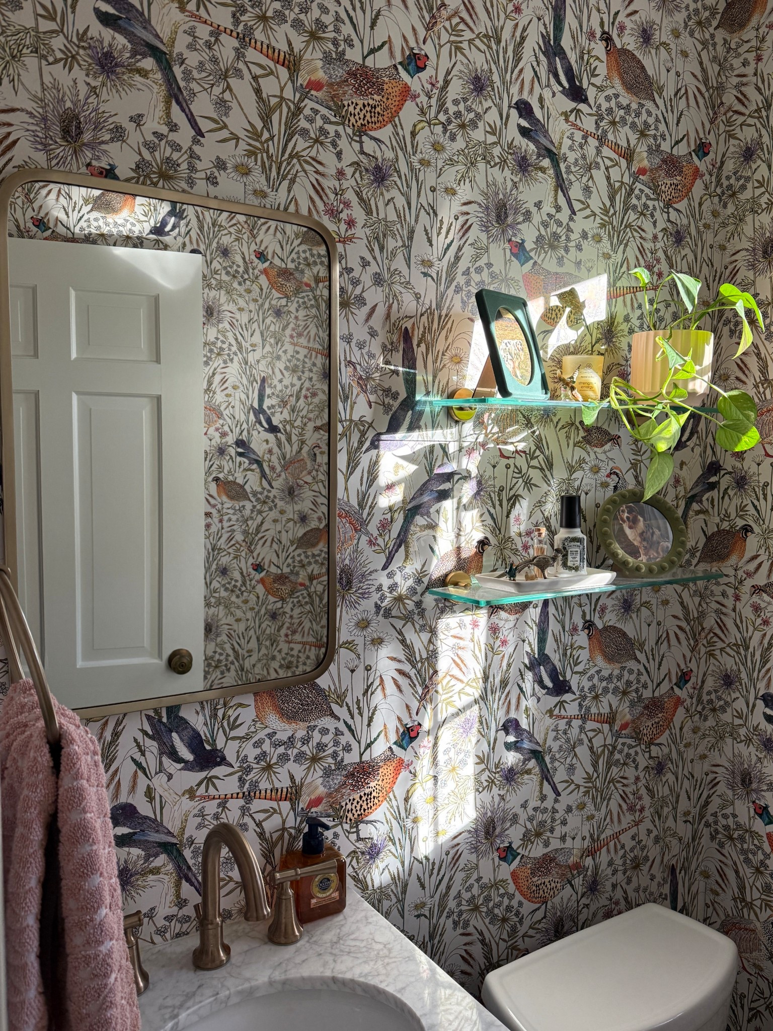 Tiny, but powerful, half bathroom 🚽 

#anthroinspired #halfbath #wallpaperr