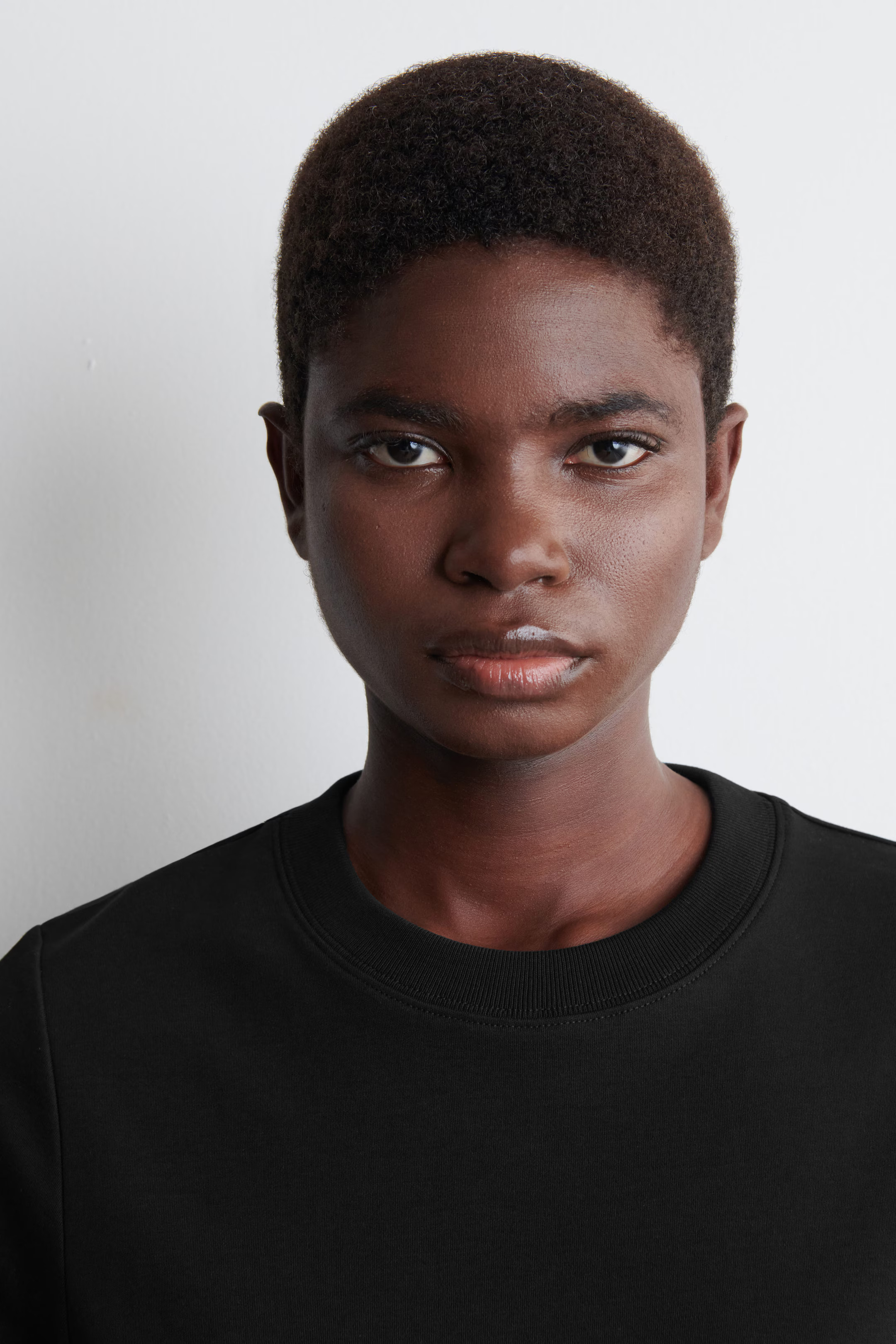 CLEAN CUT REGULAR T-SHIRT - BLACK | COS | COS (EU)