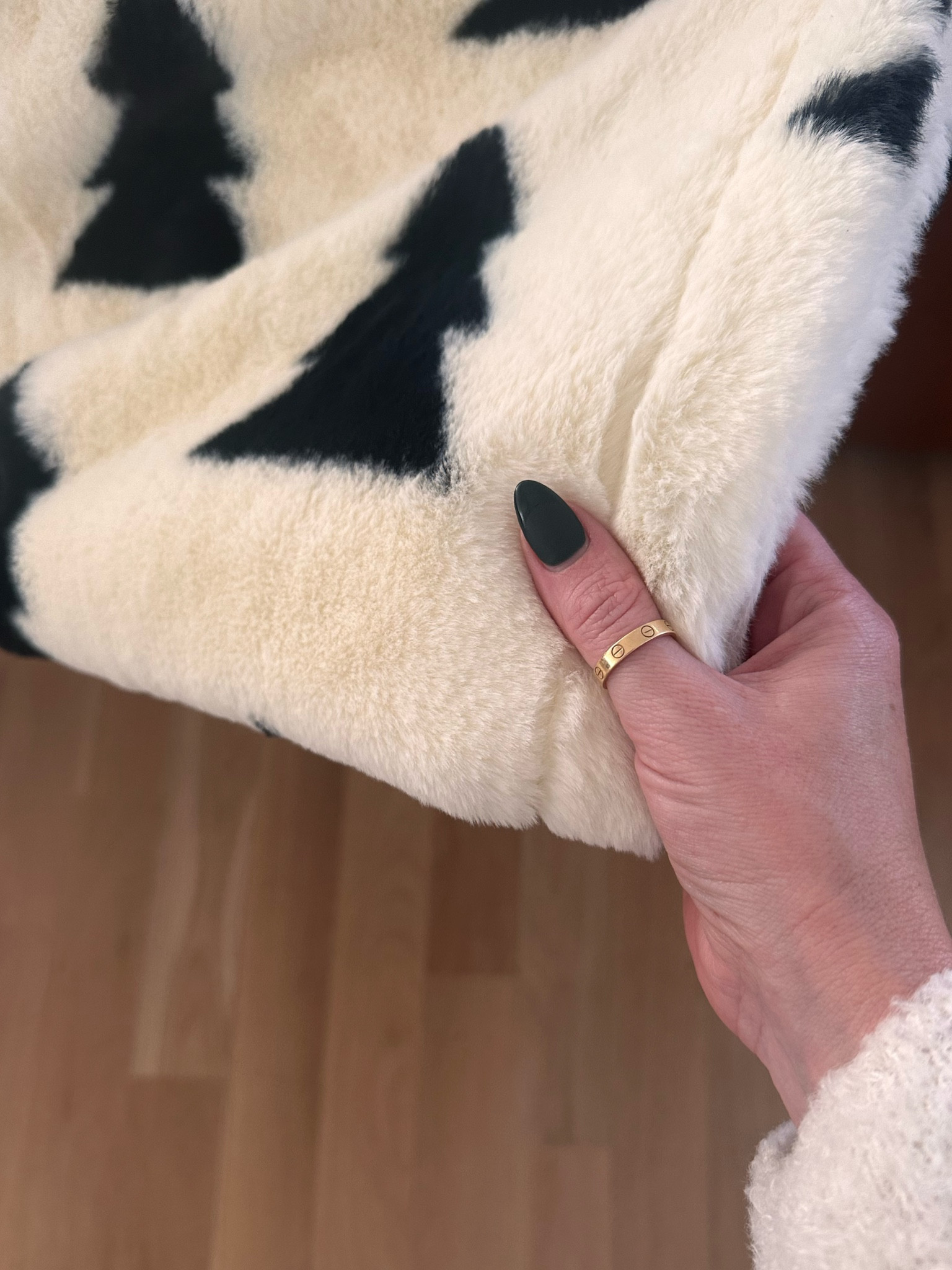 Neutral tree blanket finds for Christmas and the entire winter season 🌲

#LTKhome #LTKHoliday #LTKGiftGuide