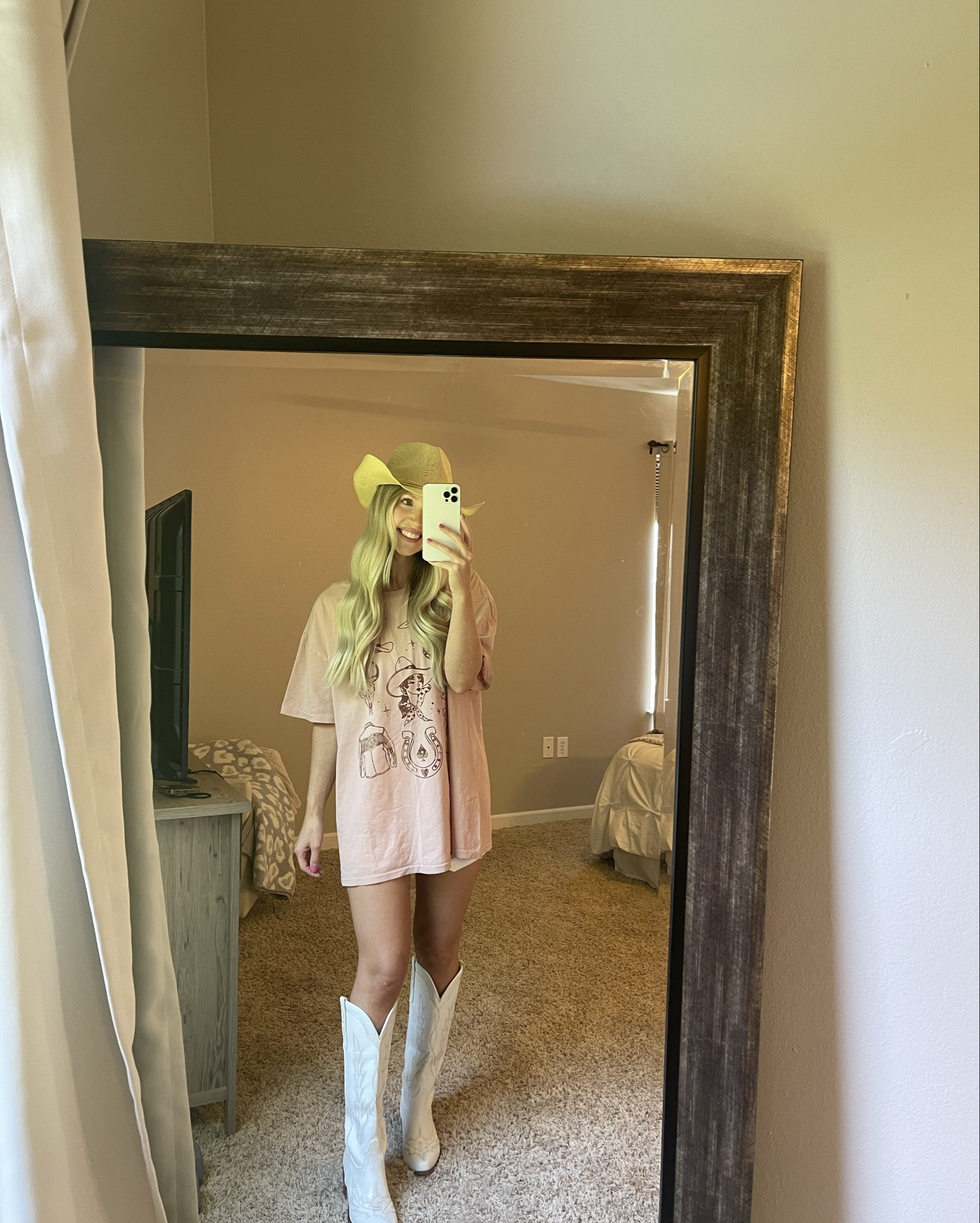 🤠 The cutest oversized “cowgirl” tee. I’m wearing a medium
