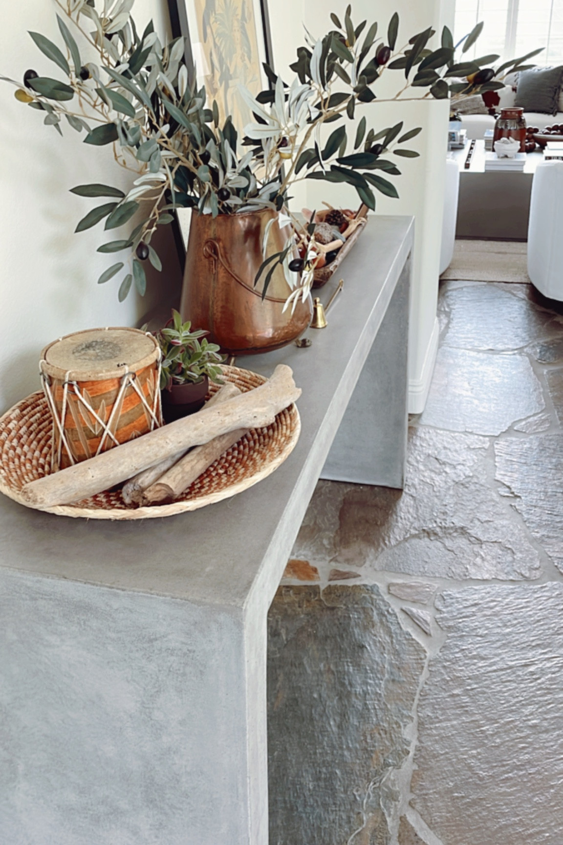 Concrete console table + styling 👏🏻 

#entrywayconsole #consoletable #hallwayconsoletable 