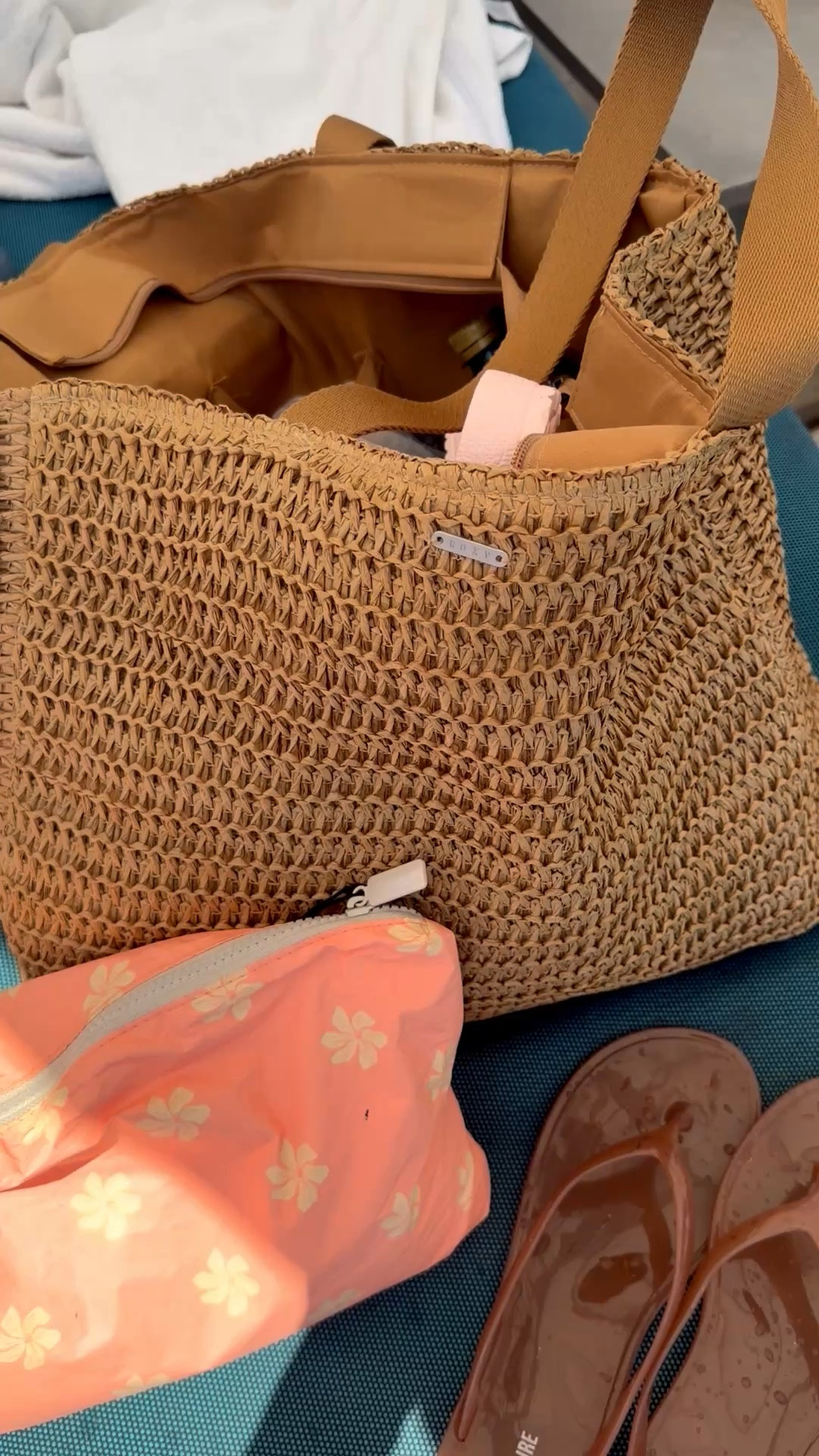 This bag is a dream! Love that it zips closed!!