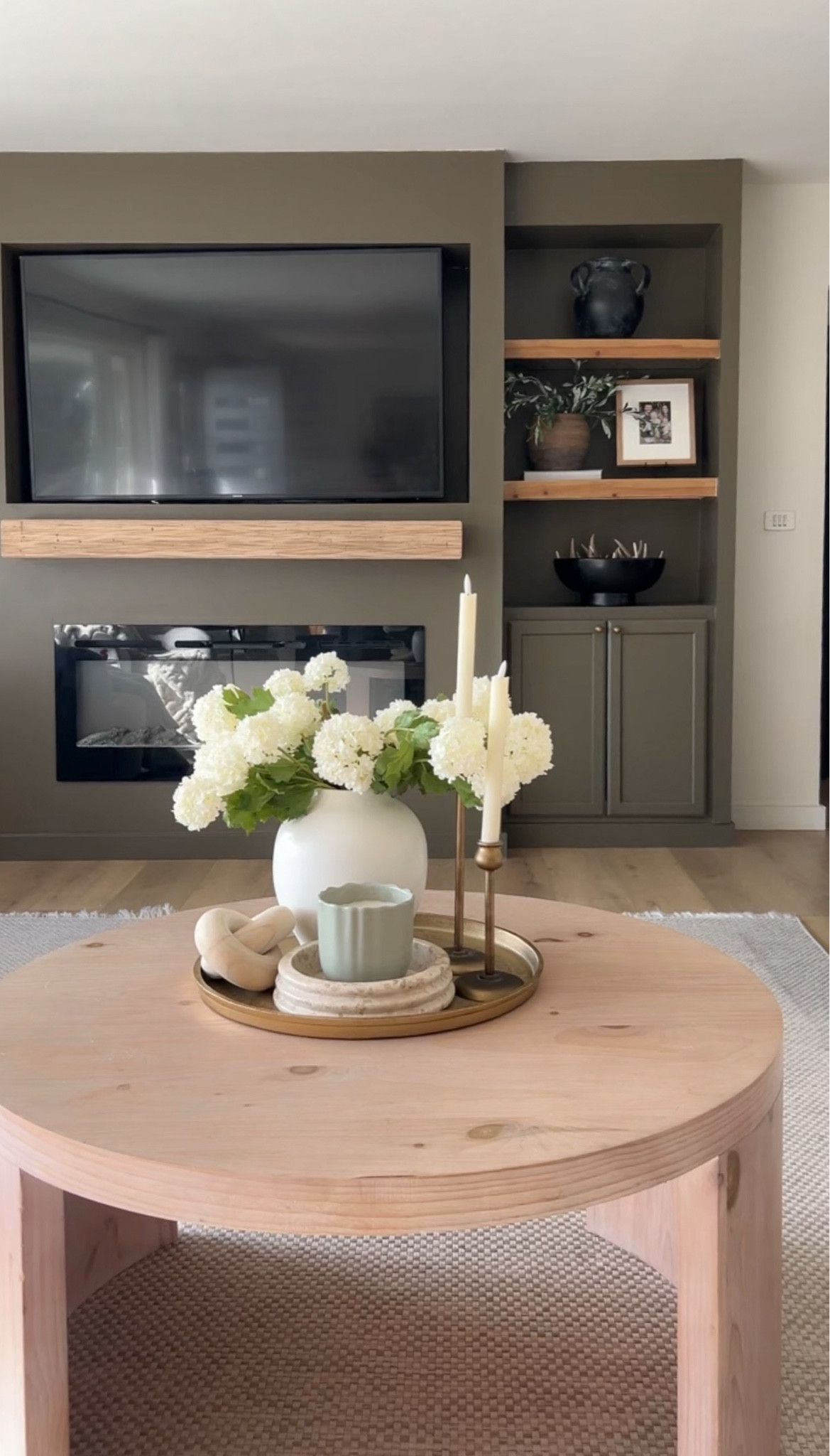 Neutral cozy summer centerpiece