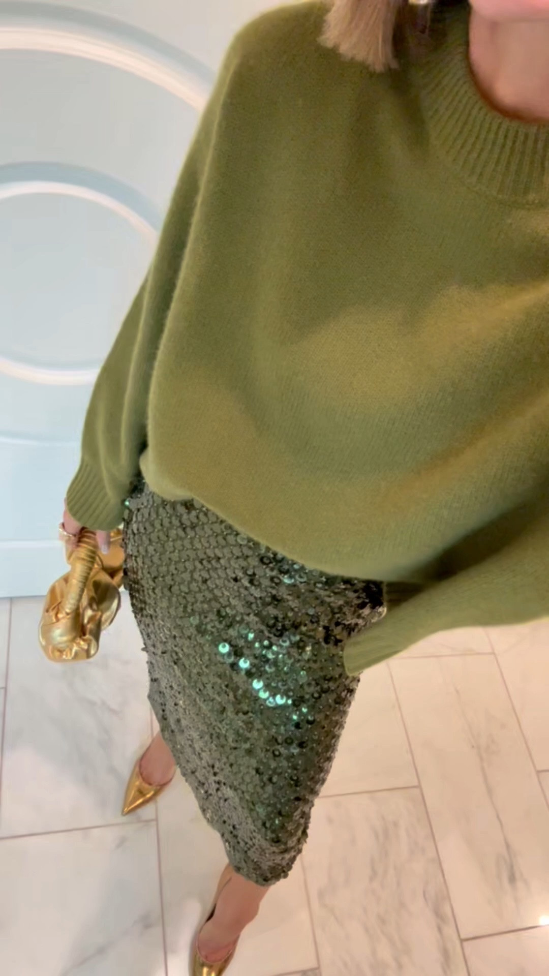 Such a fun event outfit! Love the sequins and monochrome look. I’m wearing size small in the sweater! 💚
