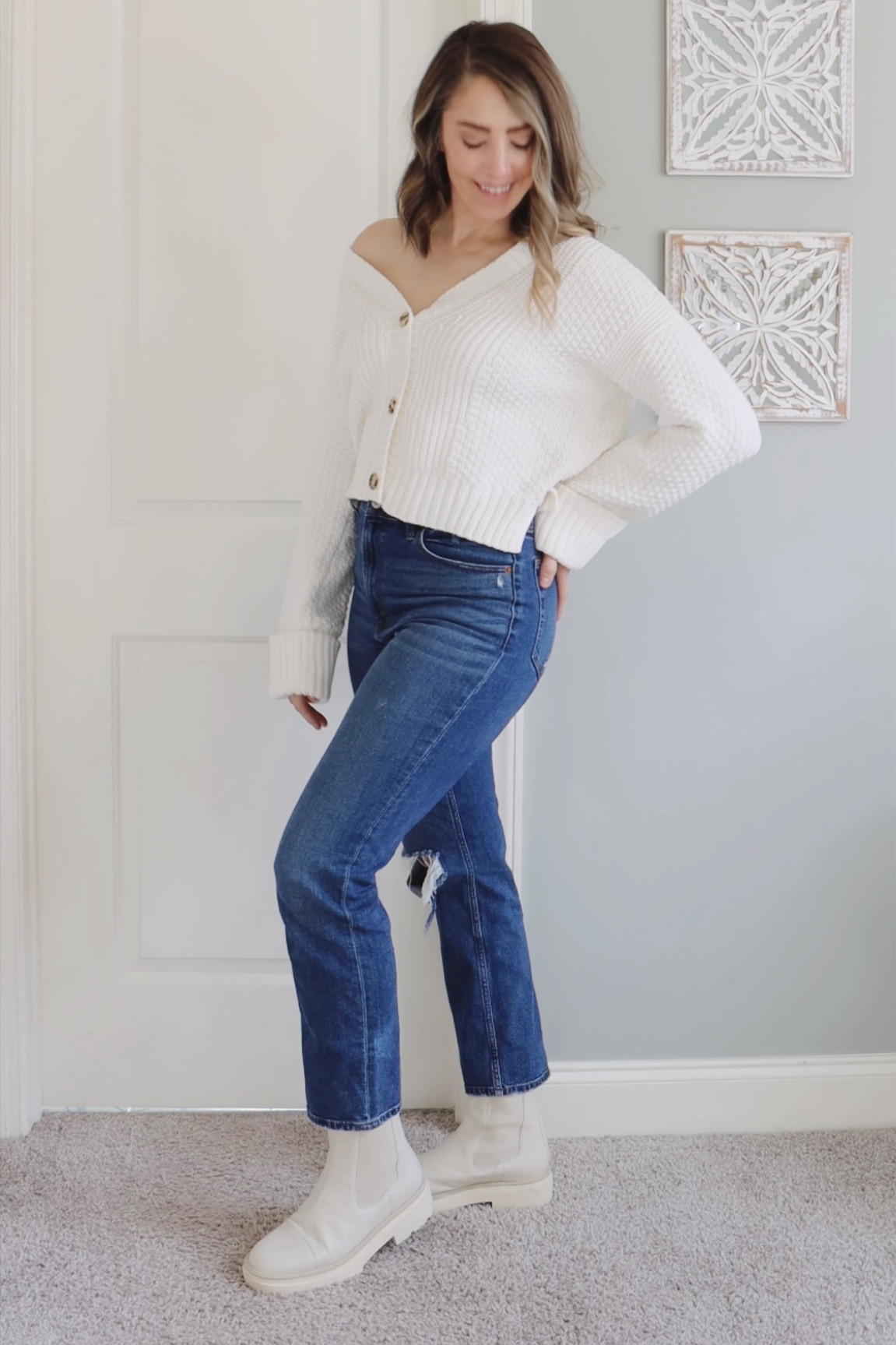 Comfy winter outfit idea for the girl on the go!

Boots | jeans | sweater | Abercrombie & Fitch | Chelsea boots | white boots | Sam Edelman | button down sweater | button. Down sweater

#LTKSeasonal #LTKstyletip #LTKmidsize