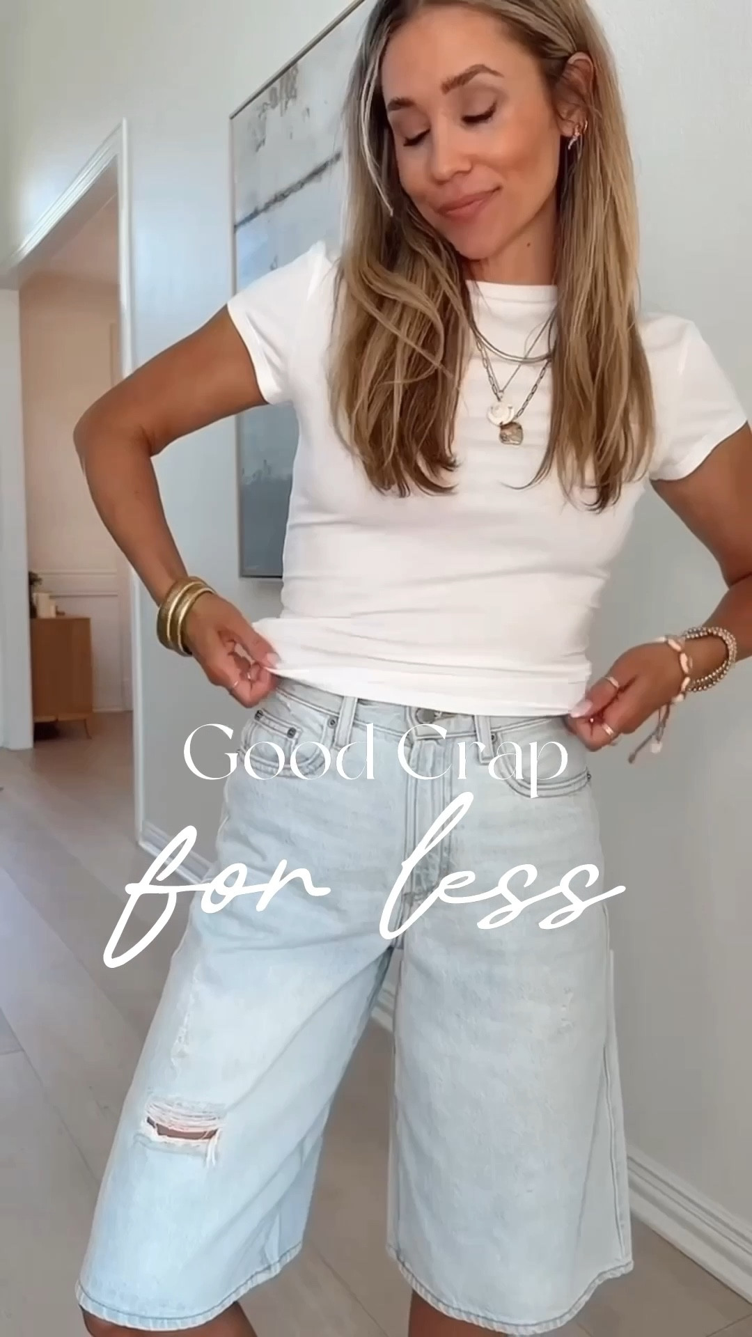 The PERFECT summer basic tee. So effortlessly chic & goes with everything! 

Size small / tts
You might want to go up a size if in between sizes 

Summer outfits, resort wear, vacation outfit, casual looks  