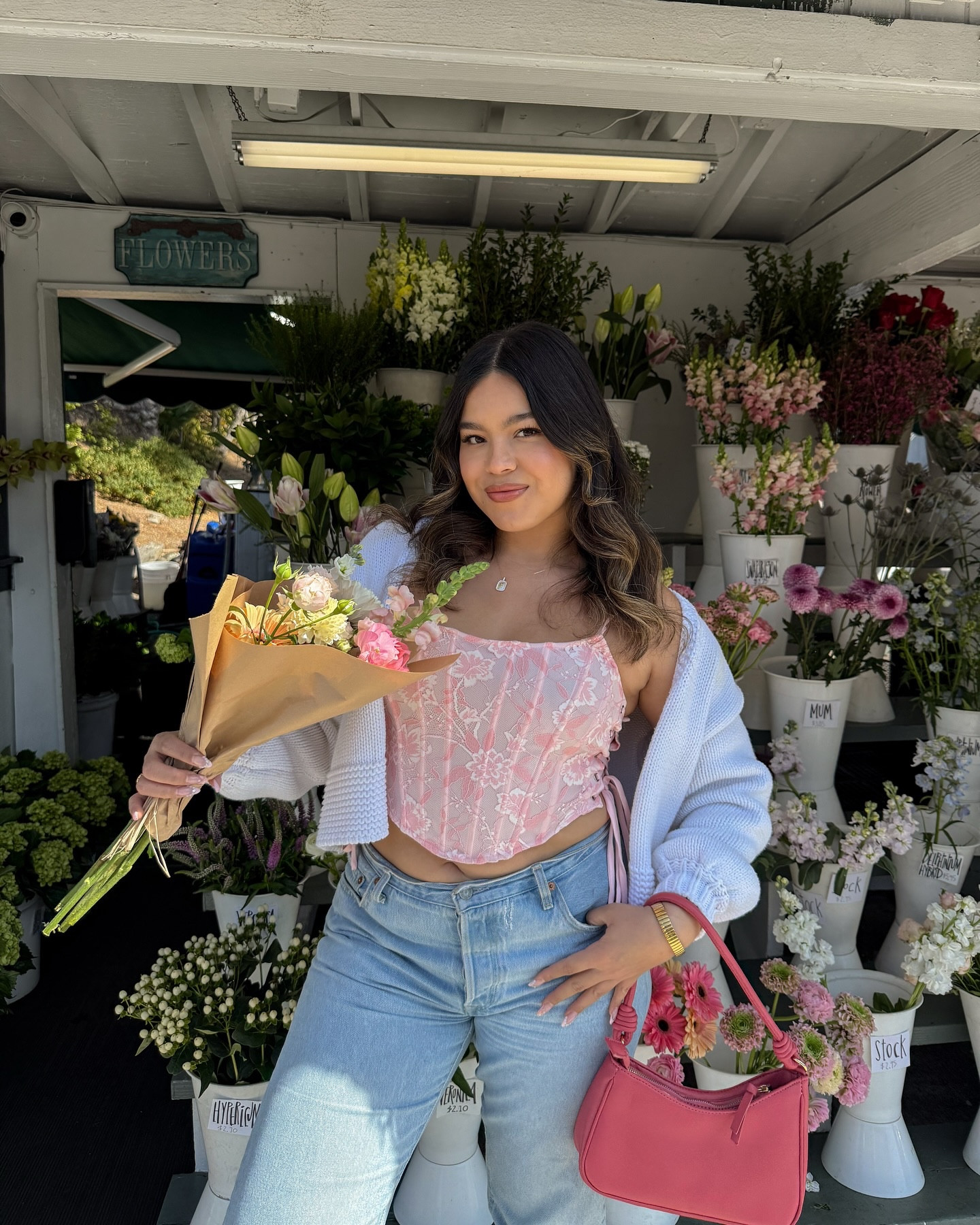 Picking up some flowers because it should be a routine 💐 @windsorstore 

Comment outfit details 🔗
#springflowers #spring2025 #springoutfitideas