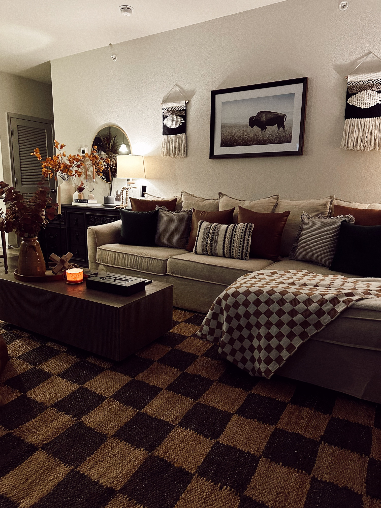 Living Room 🐻🖤 

#LTKHoliday #LTKhome #LTKfindsunder100