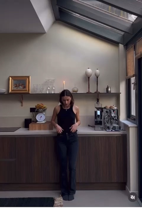 Victoria Beckham outfit inspiration- look 2 🖤

Black flared pants for H&M and secondhand shoes. I’ve linked alternatives! 


#LTKSeasonal #LTKstyletip #LTKeurope