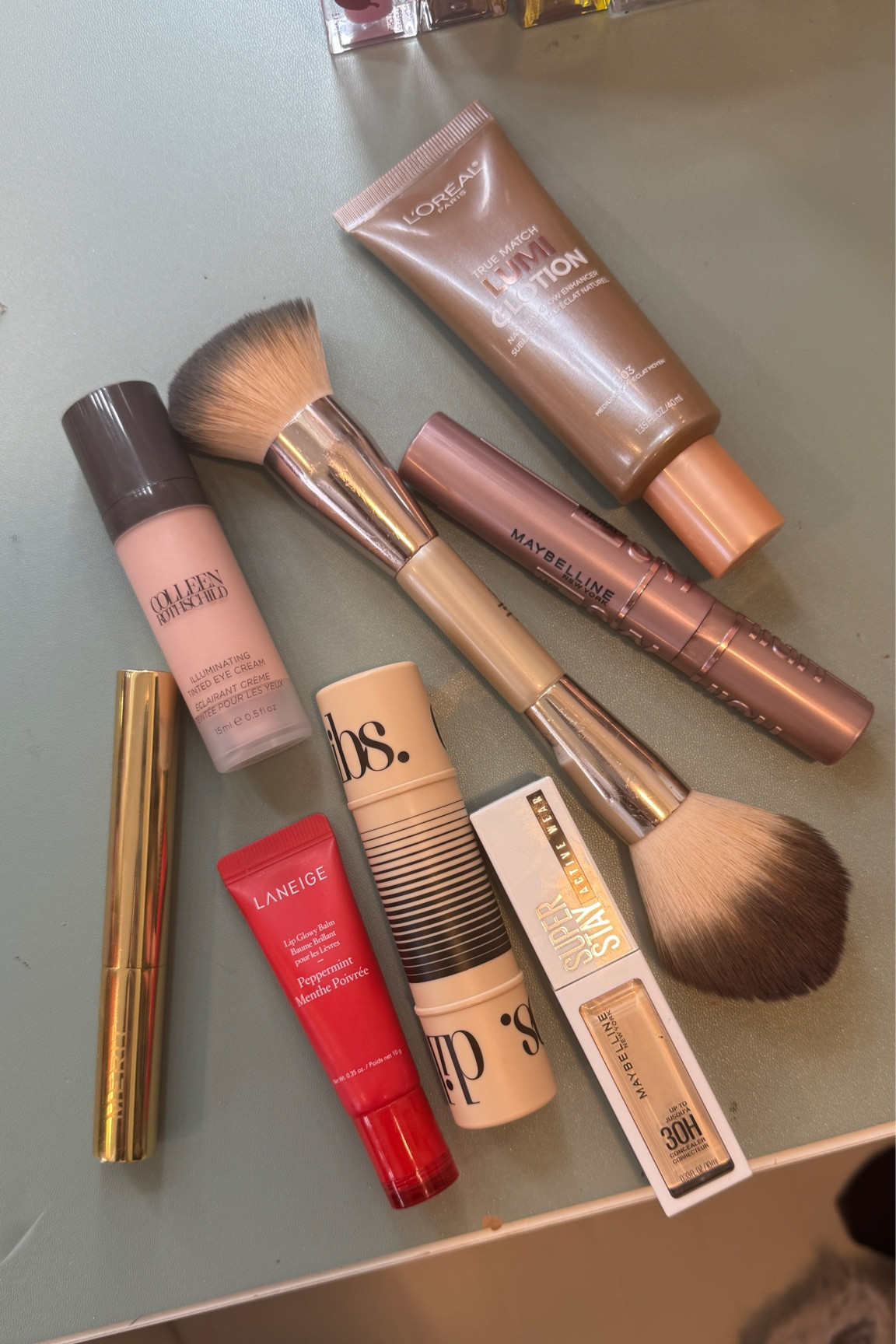 Easy makeup routine with a few of my favorite products!! 

Lumi Shade Medium
Maybelline Concealer Shade 30H
Dibs Stick Shade 4
Merit Brow Gel in Brown