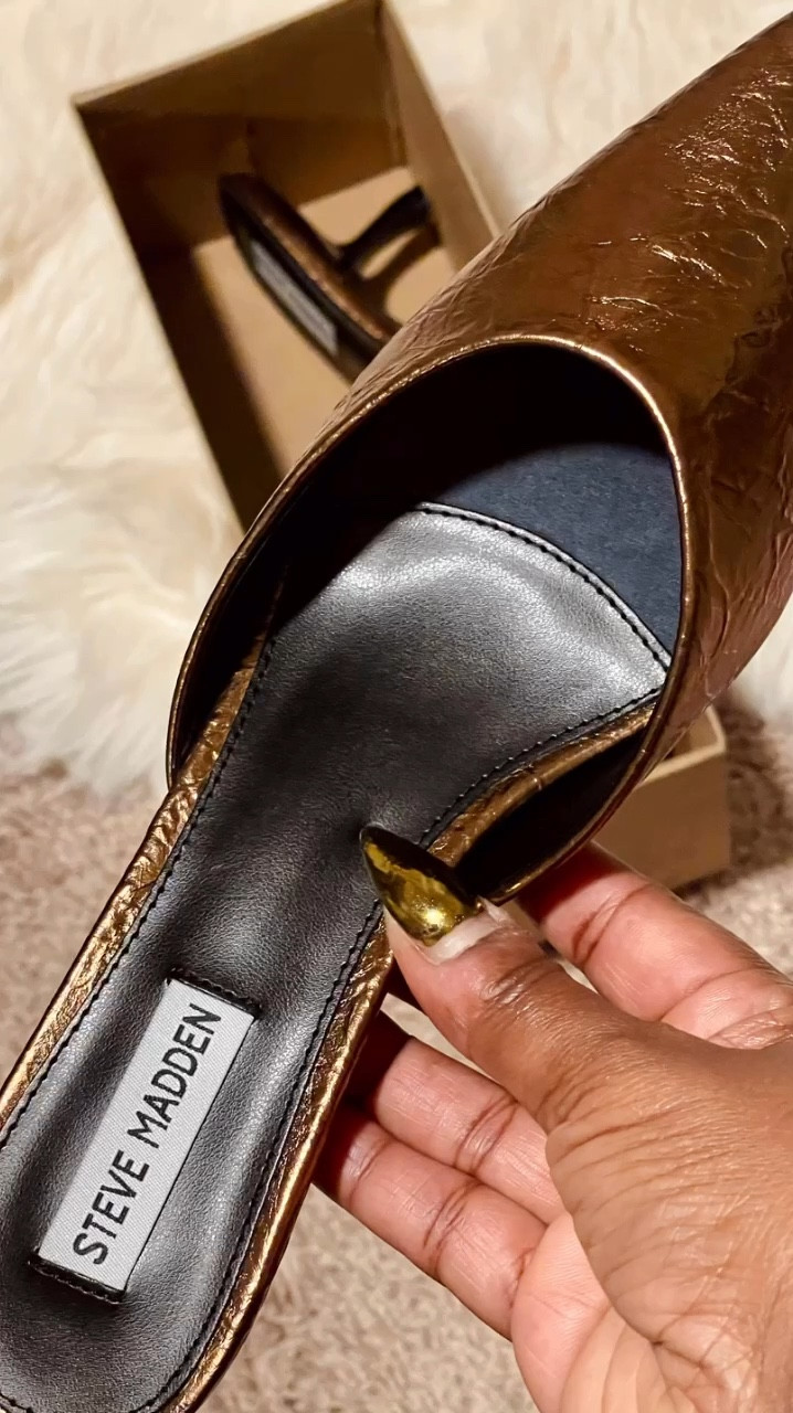 Bronze metallic Steve Madden mules! ❤️
#nordstromrack 

#LTKSaleAlert #LTKShoeCrush #LTKVideo