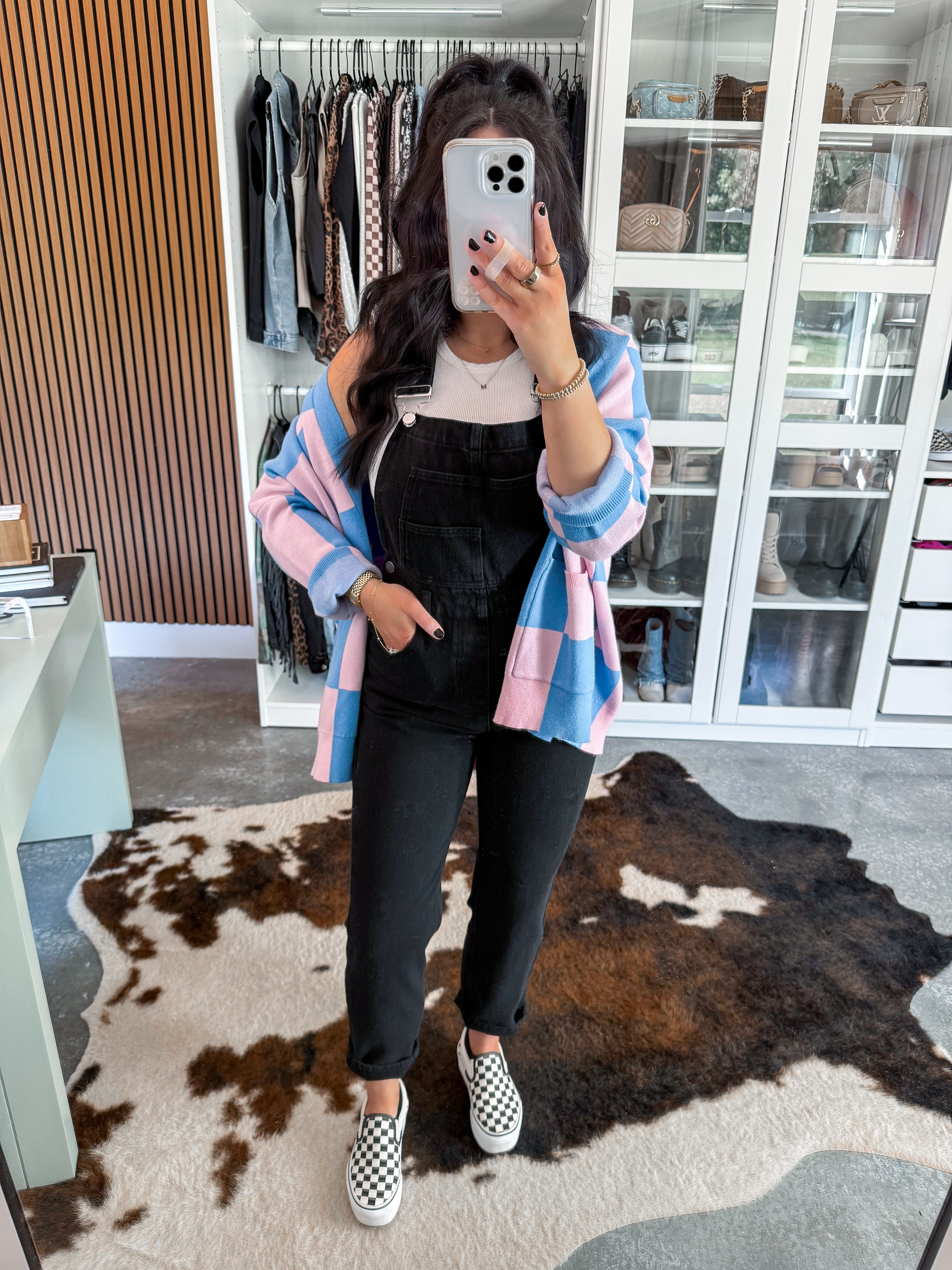 Colorful but Casual OOTD 🖤

Cardigan - small
Tank Top - xs
Overalls - xs

This might be one of my favorite casual looks! Comfy but still fun. 👏🏼 I layered this blue and pink checkered cardigan over some black denim overalls that I paired with the best basic tank EVER, and finished the look with my platform checkered vans! 

 

 #LTKPetite #LTKFindsUnder50 #LTKFindsUnder100