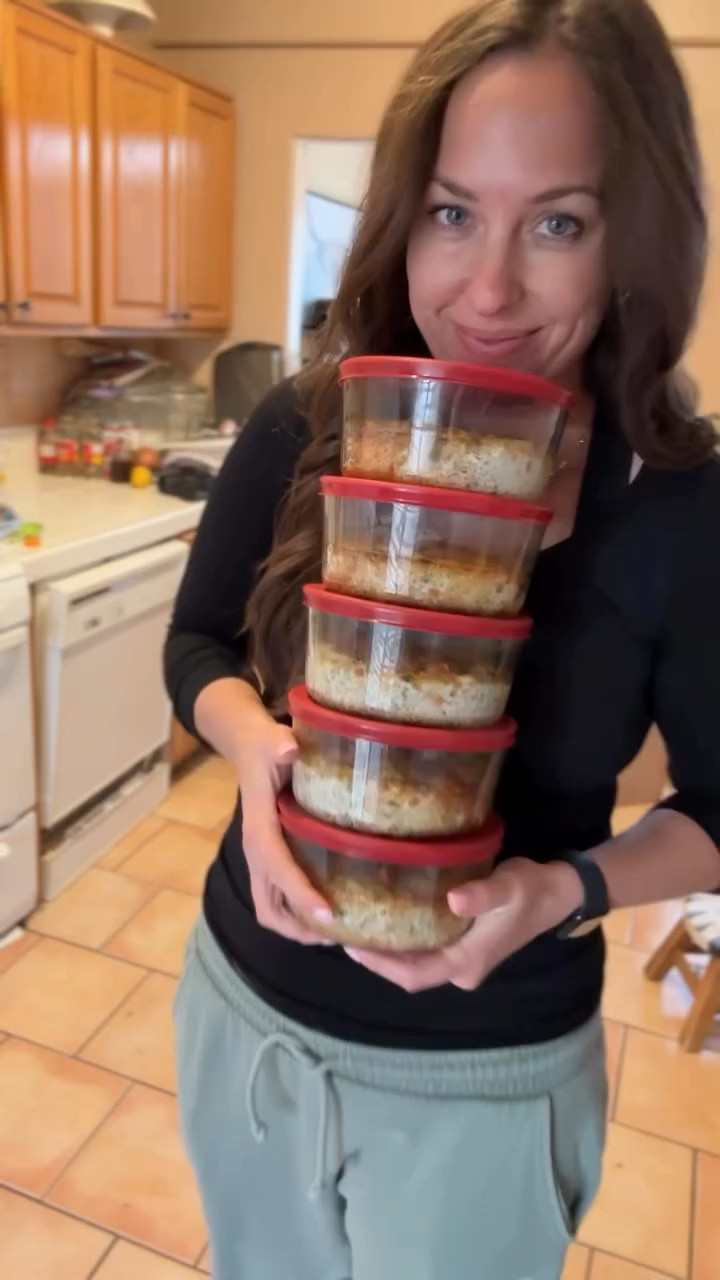 It’s the final countdown before winter break and Christmas! Let’s make sure we feel our best this week by eating plenty of high protein, balanced meals. Here’s an easy one to whip up for breakfast for the week! As always, find plenty more on our website and in our cookbooks!🤗 #mealprep 

#LTKFitness #LTKActive