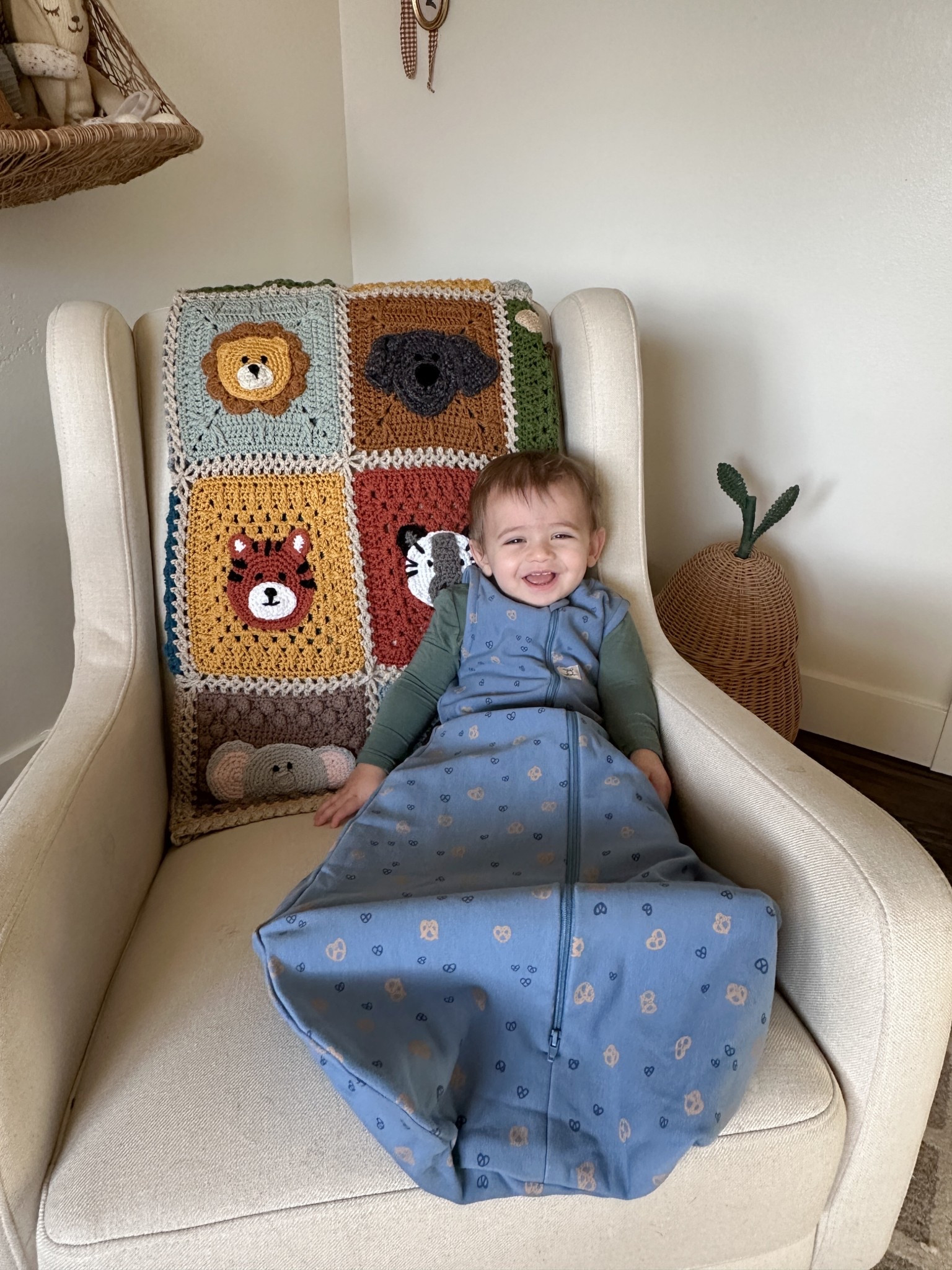 Leo is loving this sleep sack from @ergopouch_usa 