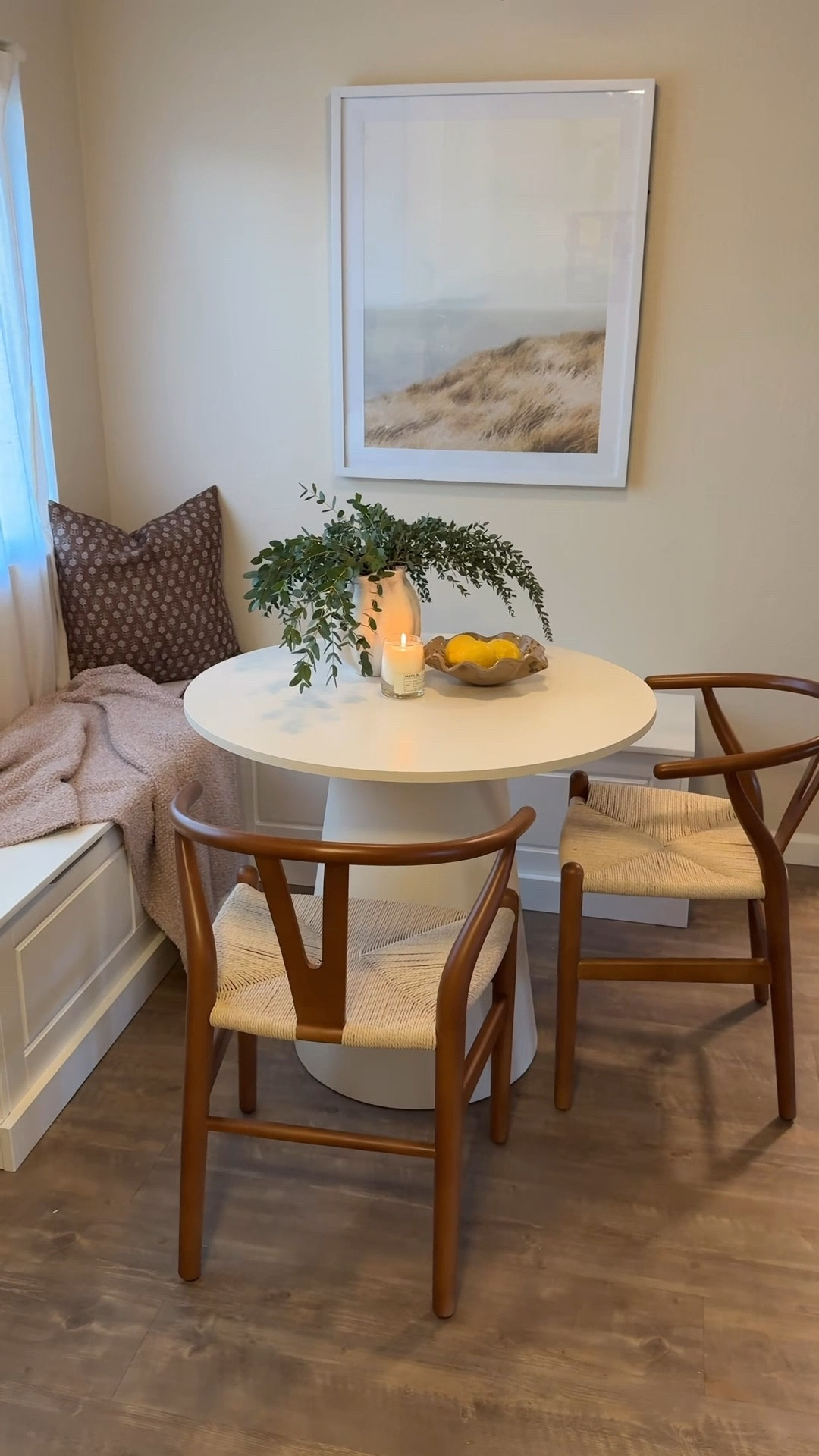 Apartment breakfast nook 