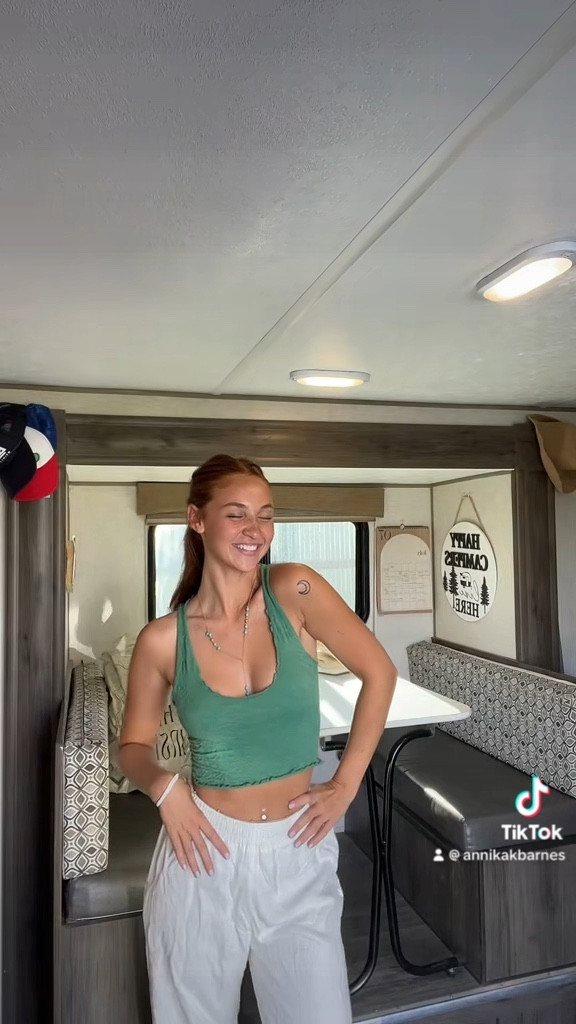 Free people top and princess polly linen pants!! 🌞🫐🌙👙