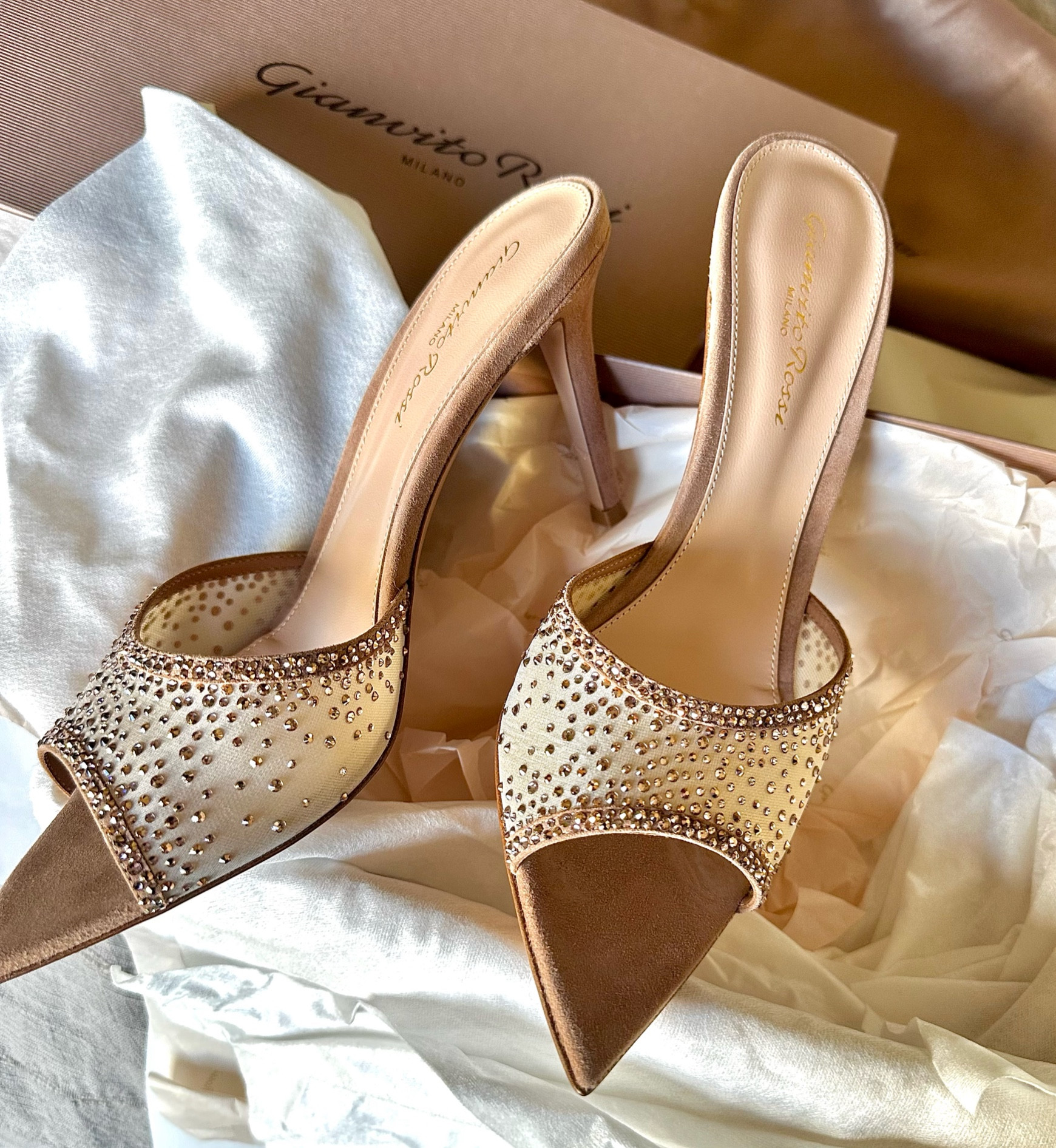 👠👠

#gianvitorossi #mule #crystal #nude #pointedtoe #mytheresa 

#LTKsalealert #LTKshoecrush #LTKstyletip