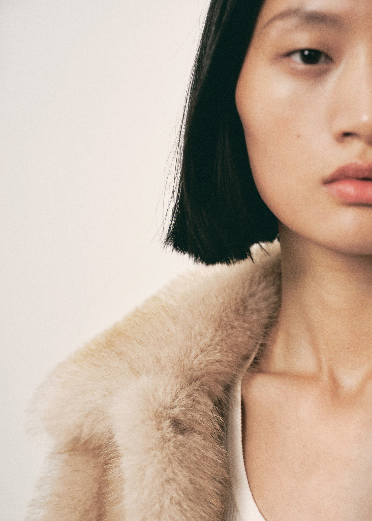 Fellimitat-Mantel mit Knöpfen | Mango EU