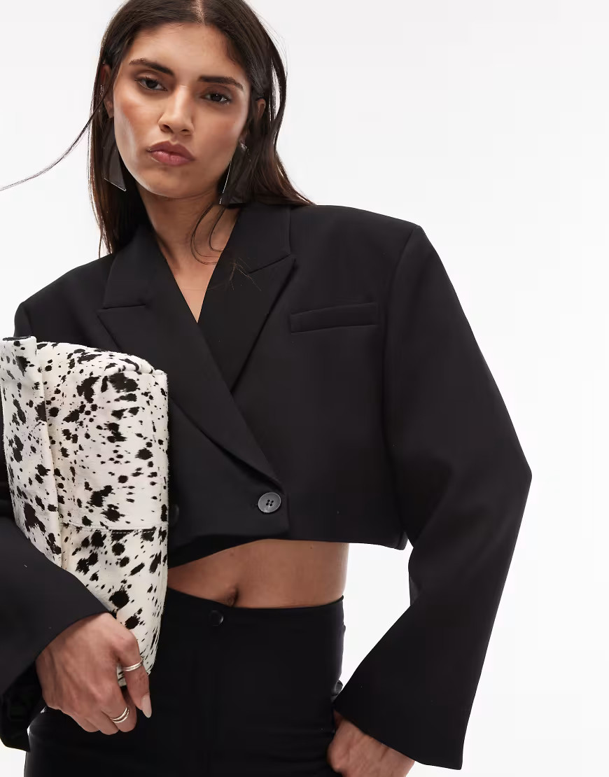 ASOS DESIGN – Kastiger, zweireihiger Cropped-Blazer in Schwarz mit Schulterpolstern | ASOS (Global)