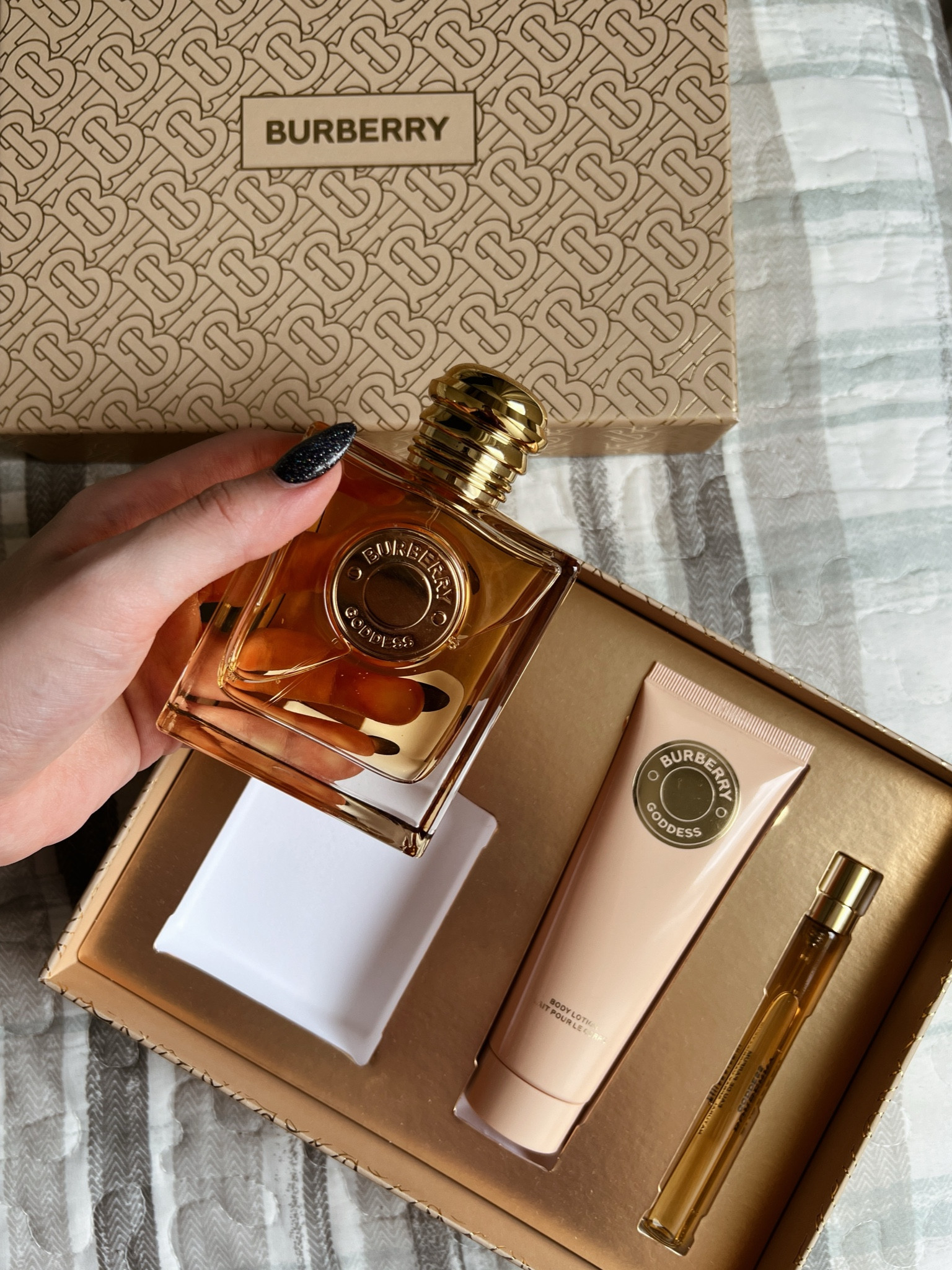 Aquele perfume que encanta! 
Conheci o Burberry Goddess em um evento de beleza e ele era um dos principais lançamentos, recebi uma miniatura e de cara me apaixonei com o uso.

Não deu outra, tive que comprar o kit coffrer e hoje ele é um dos meus perfumes favoritos e que todo mundo pergunta sobre 🫣✨

#LTKbeauty #LTKbrasil