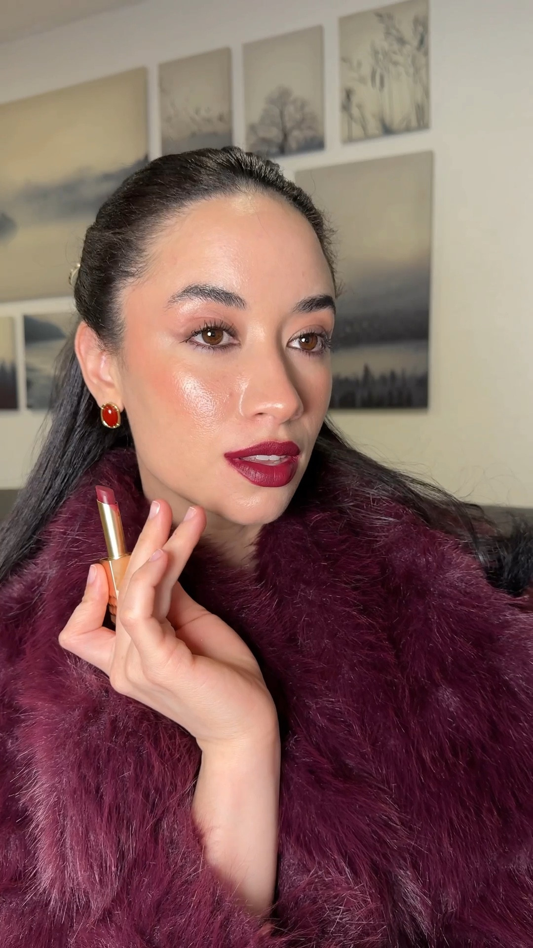 A timeless matte, wrapped in Valentino elegance.

Wearing Spike Valentino Matte in 134R Couture In The Streets, 508R It’s Valentino Baby, and the Spike Valentino Lip Shimmer Stick—each shade a study in bold sophistication.

A radiant, buttery matte finish that feels as exquisite as it looks. 💄✨

