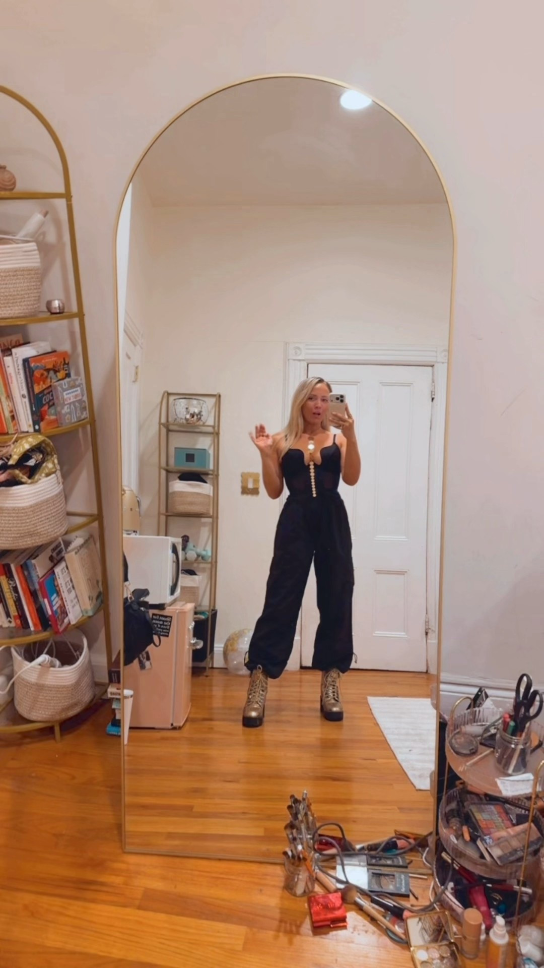 Perfect for dancing ✨✔️ fun little going out look!

Have these pants in black and white and they’ve been so much fun on the dancefloor.

Wrote out my initials with the rings!