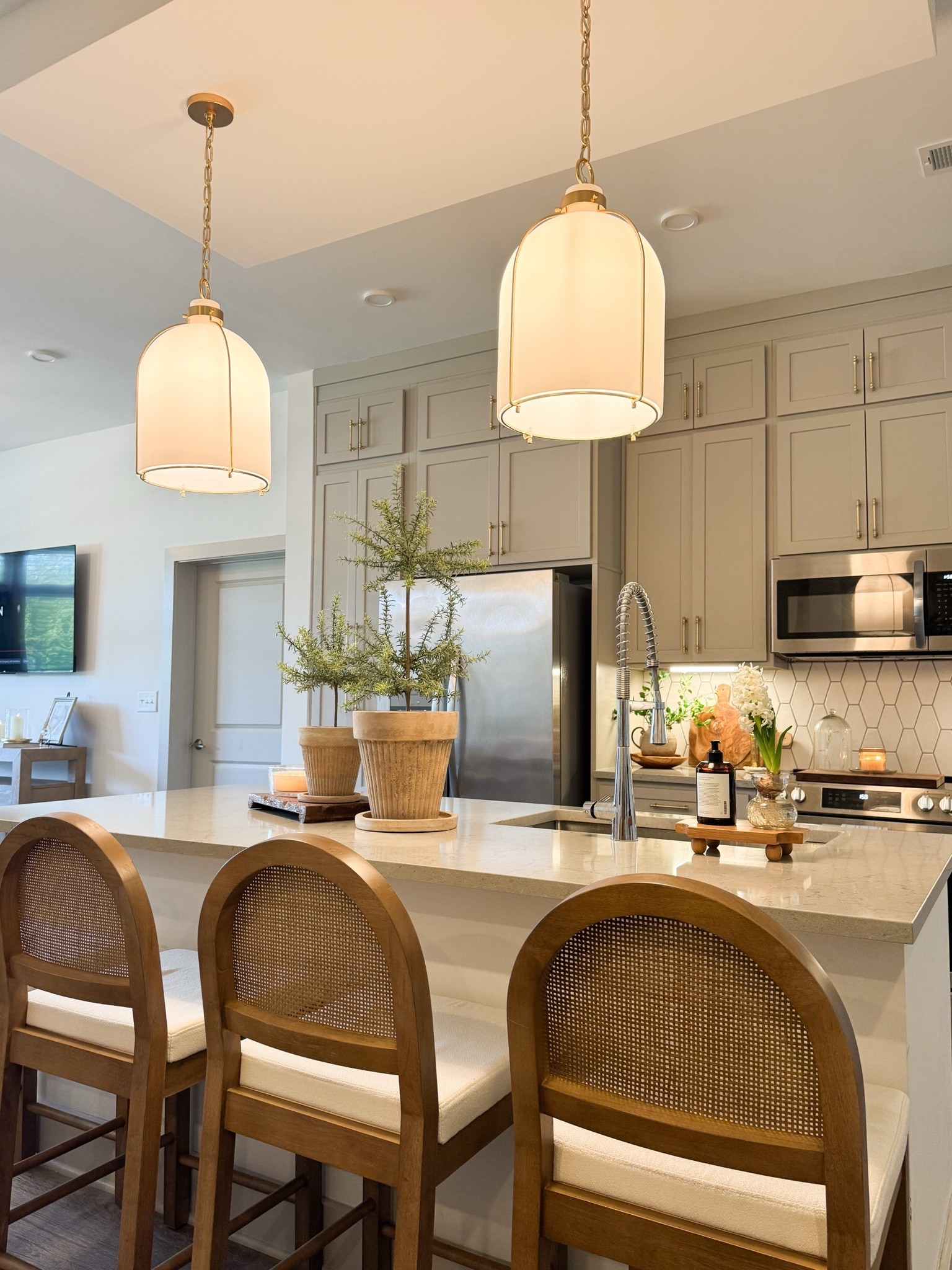 Love these pendants + bar stools!!

#LTKHome