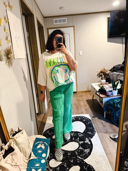 St Patrick’s Day outfit inspo 

Spring outfit 
Wide leg pants 
Graphic tee 
Urban Outfitters inspired 
Spring outfit 

#LTKfindsunder100 #LTKstyletip #LTKSeasonal