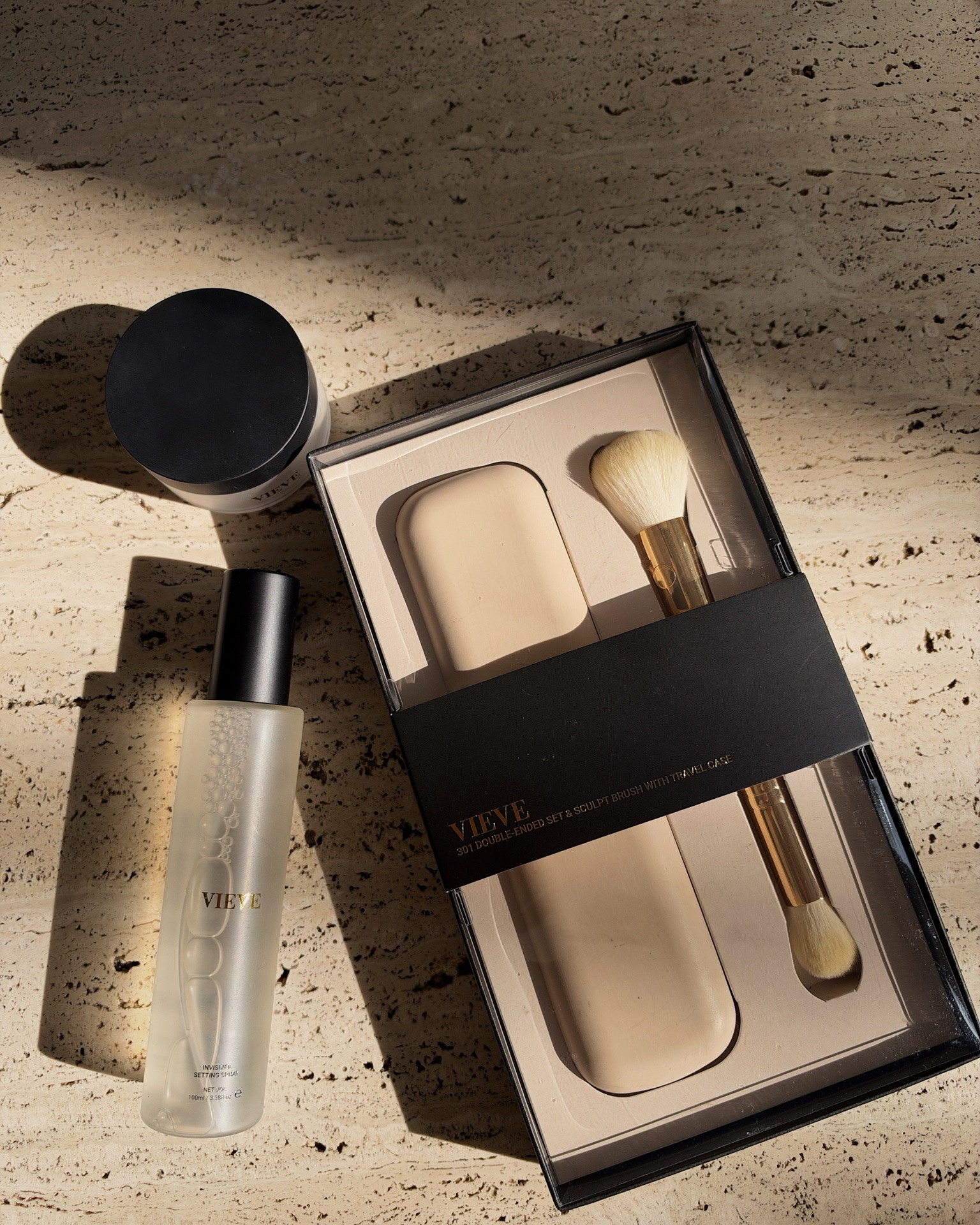A travel case in silicone for my powder brush?! @VIEVE just solved one of my big handbag issues! 
I have linked all the products from this brand that I have tried and really  rate. #sponsored