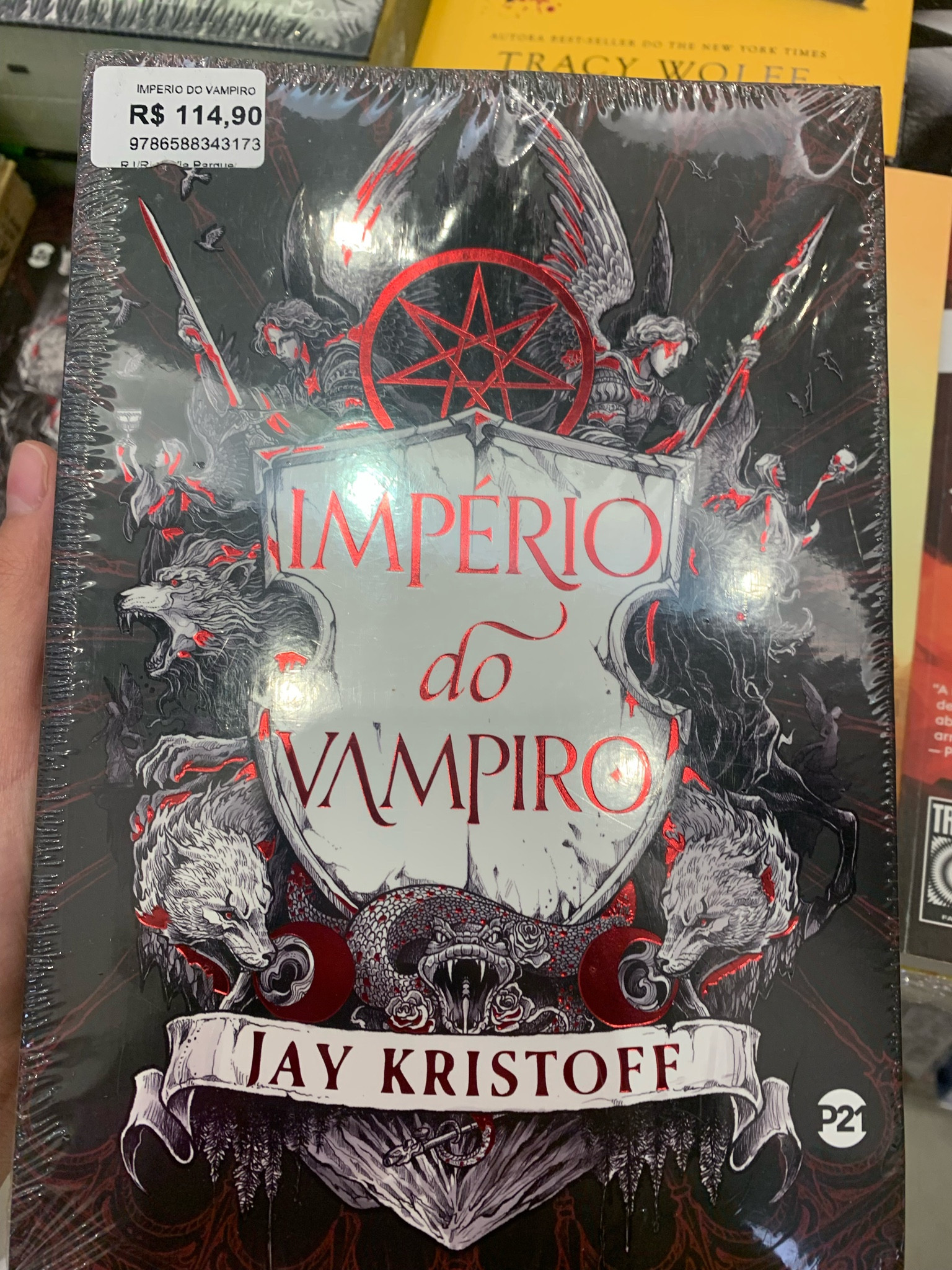 Império do vampiro - Jay Kristoff - 976 páginas 

Estou louca para ler esse livro!!!

SINOPSE 
“Já se passaram 27 longos anos desde o último nascer do sol. Por quase três décadas, os vampiros travaram uma guerra contra a humanidade; construindo seu império eterno ao mesmo tempo em que destruíam o nosso. Agora, apenas algumas pequenas faíscas de luz perduram em um mar de escuridão. Gabriel de León, metade humano e metade monstro, é o último Santo de Prata – membro de uma sagrada irmandade dedicada a defender o reino das criaturas da noite –, e ele é também tudo o que resta entre o mundo e seu fim. Aprisionado pelos monstros que jurou destruir, Gabriel de Léon é forçado a contar a própria história. Uma história de batalhas lendárias e amor proibido, de fé perdida e amizades conquistadas, do Rei Eterno e da busca pela última esperança remanescente da humanidade: o Santo Graal. Império do vampiro é o primeiro volume da aguardada série de fantasia dark de Jay Kristoff. Ricamente ilustrada pela artista Bon Orthwick, esta história épica chega para marcar as narrativas do gênero para todo o sempre.”

#LTKover50style #LTKgiftguide #LTKbrasil