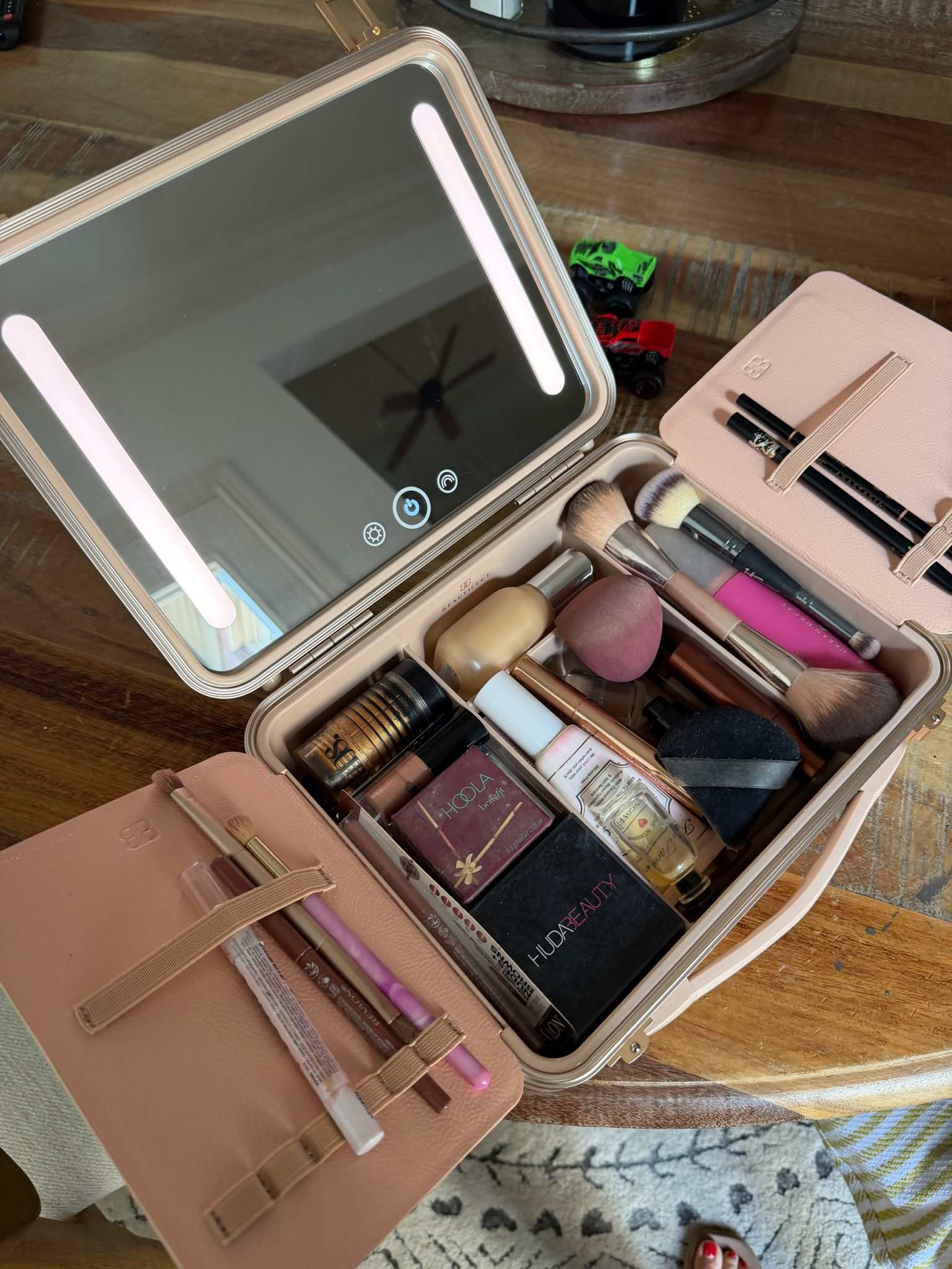 Sharing what's currently in my makeup bag!💄

Obsessed with this new makeup box to store everything! And the mirror + light means I can get ready wherever, whenever🙌🏻

grwm | tarte | hoola bronzer | anastasia beverly hills | it cosmetics | beauty

#LTKgrwm #LTKselfcare #LTKBeauty