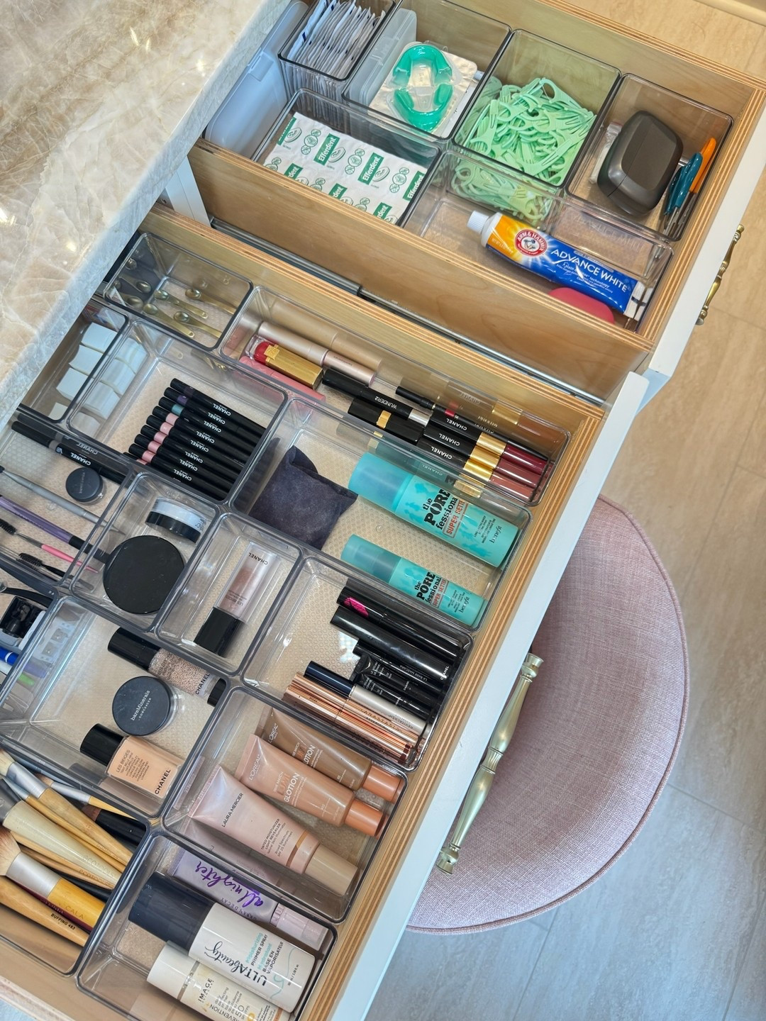 When the group chat is on fire, the kids are screaming, and your to-do list is terrifying but your makeup drawer looks like this. Creating calm where we can 🙌🏼 and it’s not too late to give mom the gift of peace for Mother’s Day. Grab a gift card using the link in our bio!